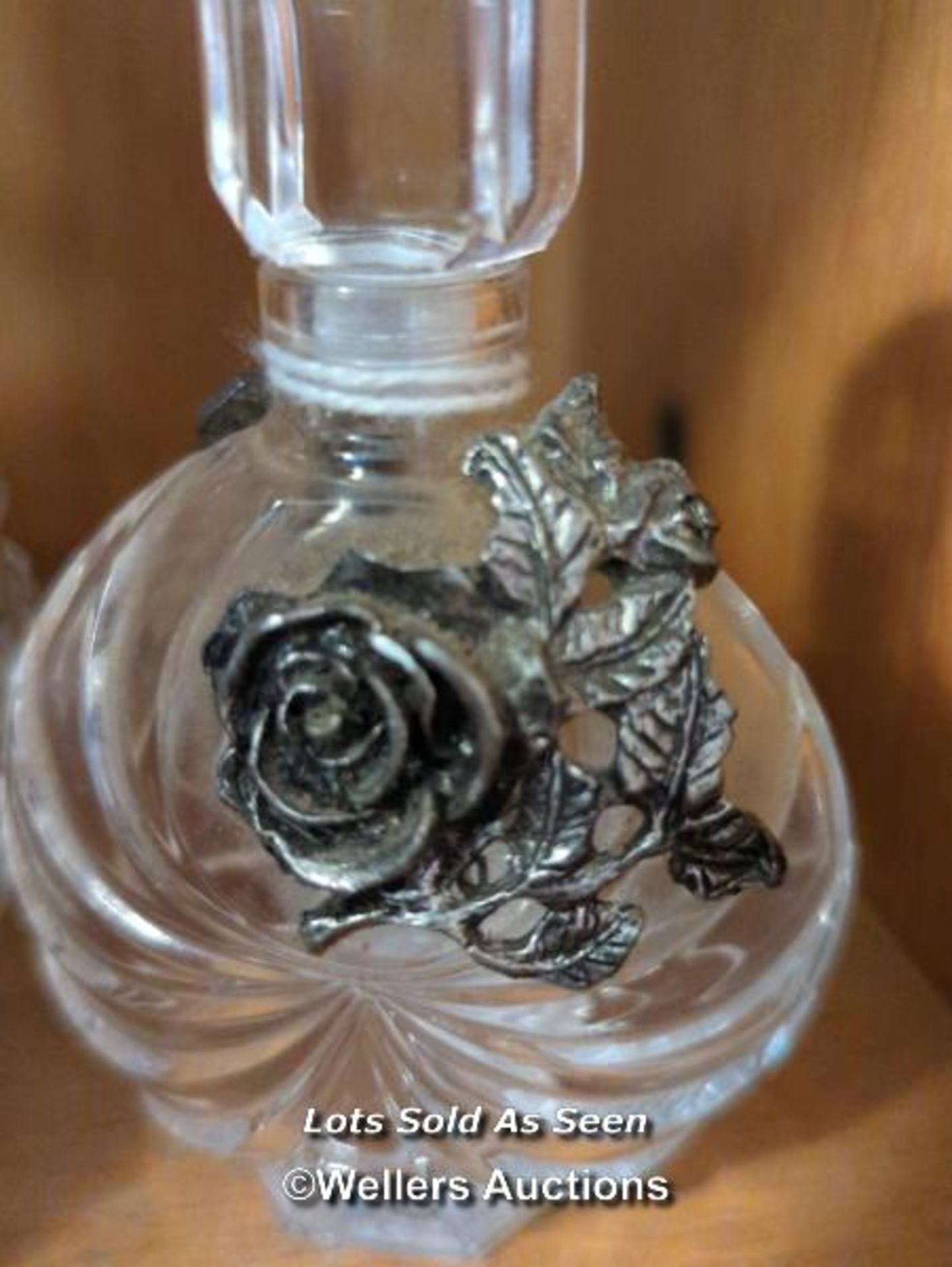 *3X SCENT BOTTLES, INCL. 1X WITH SILVER LID / LOCATED AT VICTORIA ANTIQUES, WADEBRIDGE, PL27 7DD - Image 3 of 3