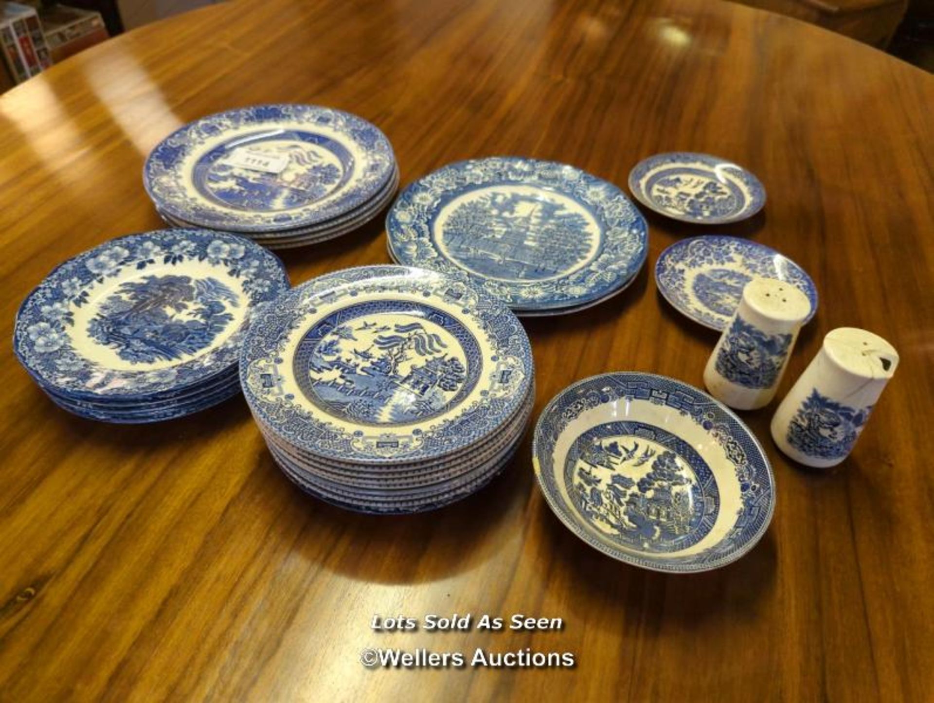*PART BLUE AND WHITE WEDGWOOD DINNER SERVICE / LOCATED AT VICTORIA ANTIQUES, WADEBRIDGE, PL27 7DD