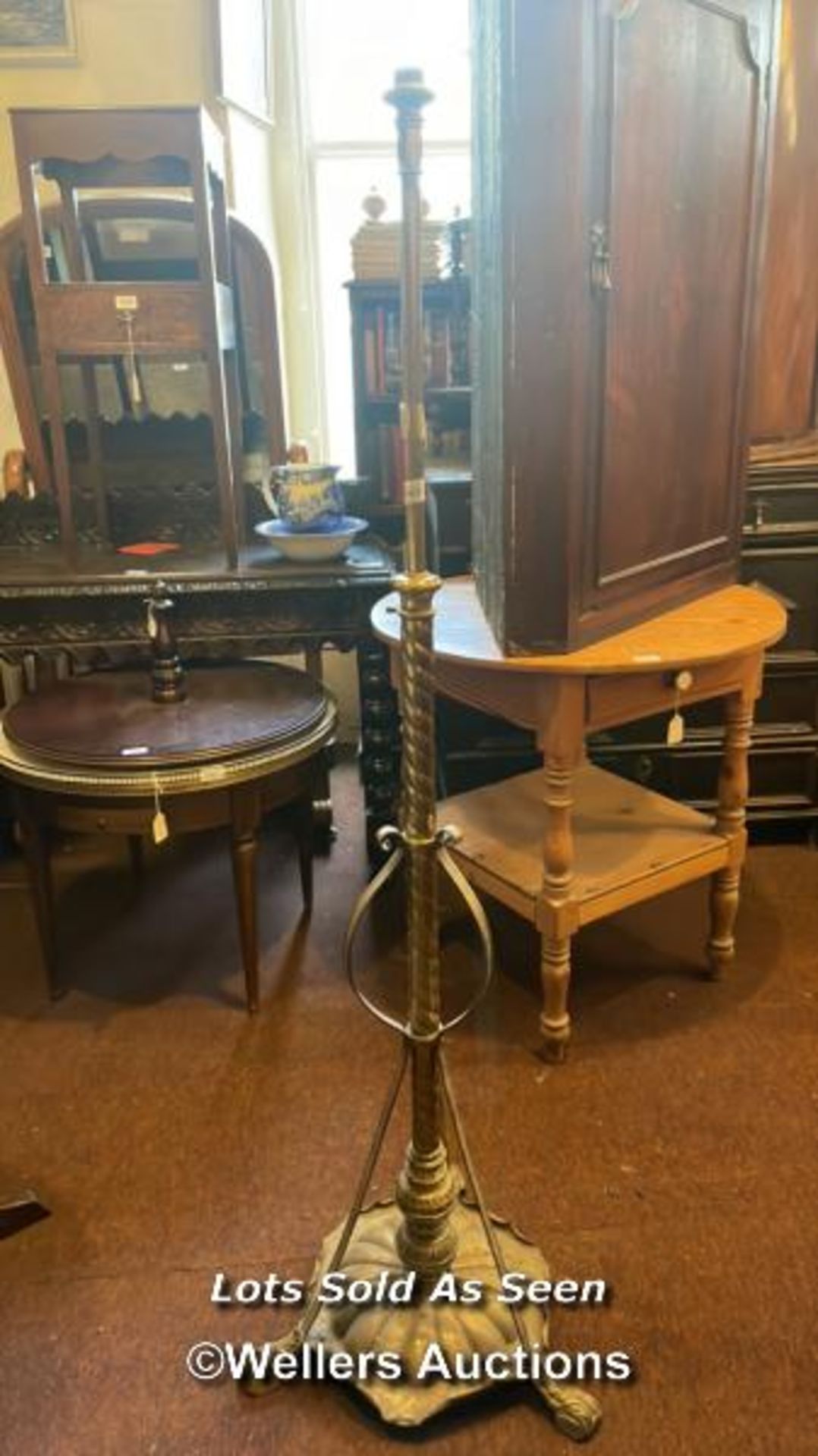 *VICTORIAN BRASS OIL LAMP STAND / LOCATED AT VICTORIA ANTIQUES, WADEBRIDGE, PL27 7DD