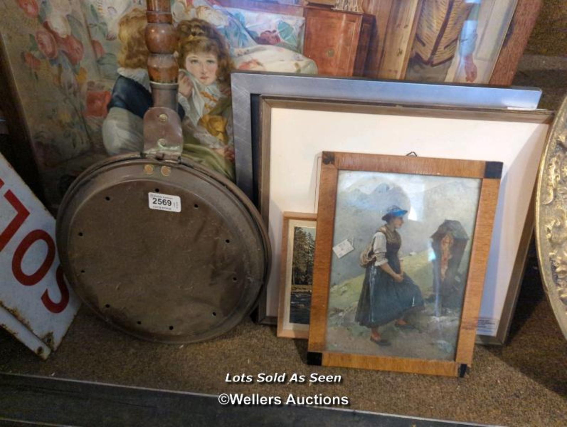 *COPPER WARMING PAN AND A BRASS CHARGER / LOCATED AT VICTORIA ANTIQUES, WADEBRIDGE, PL27 7DD - Image 3 of 3