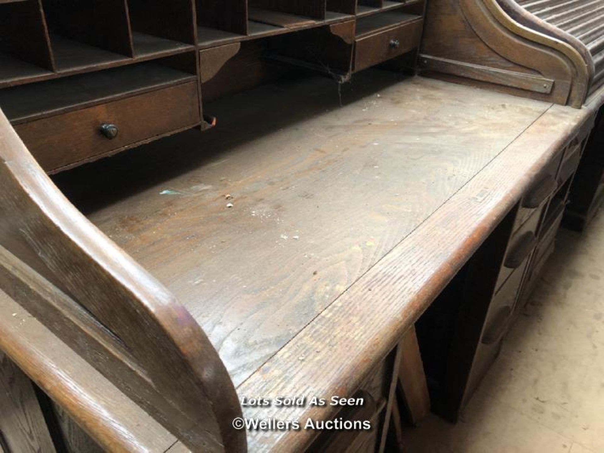 MAHOGANY ROLL TOP DESK WITH SIX DRAWERS, 48 X 29 X 44 INCHES / LOCATED AT VICTORIA ANTIQUES, - Image 4 of 4