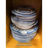 *ASSORTED OLD WILLOW BLUE AND WHITE PLATES / LOCATED AT VICTORIA ANTIQUES, WADEBRIDGE, PL27 7DD