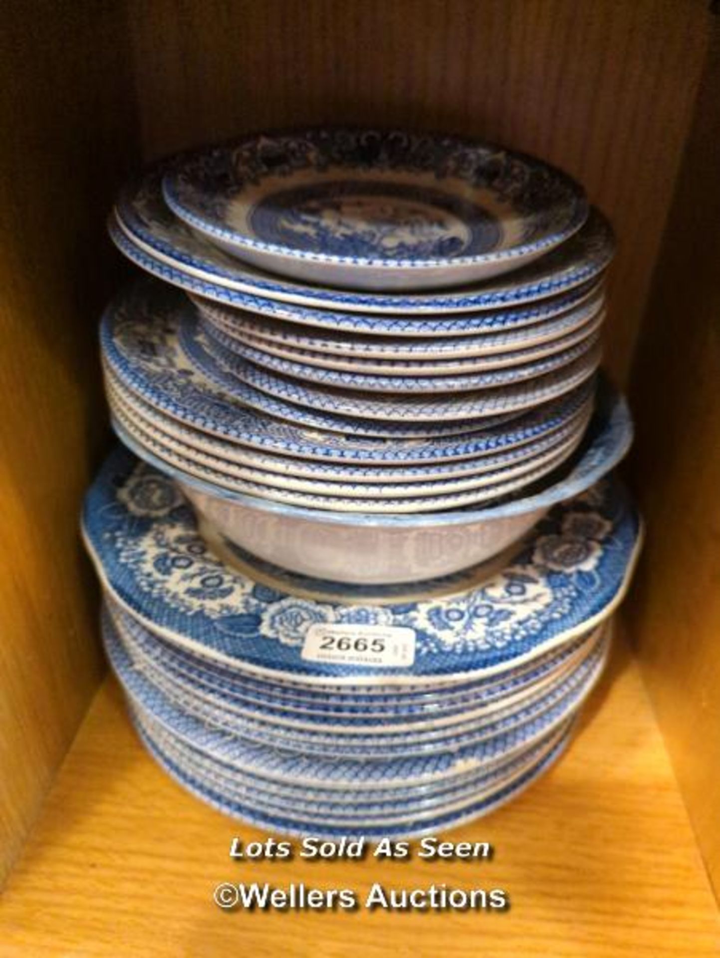 *ASSORTED OLD WILLOW BLUE AND WHITE PLATES / LOCATED AT VICTORIA ANTIQUES, WADEBRIDGE, PL27 7DD