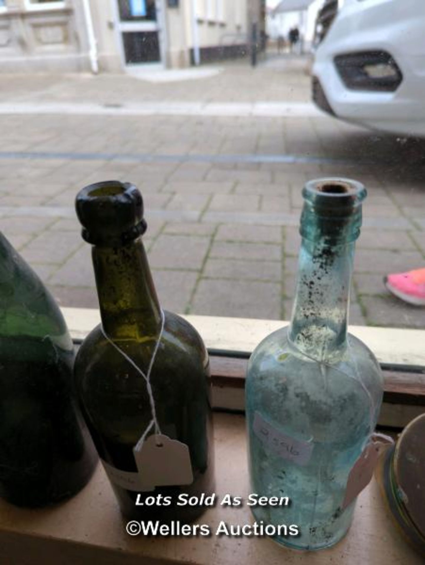 *FOUR OLD GREEN GLASS WINE BOTTLES / LOCATED AT VICTORIA ANTIQUES, WADEBRIDGE, PL27 7DD - Image 3 of 3