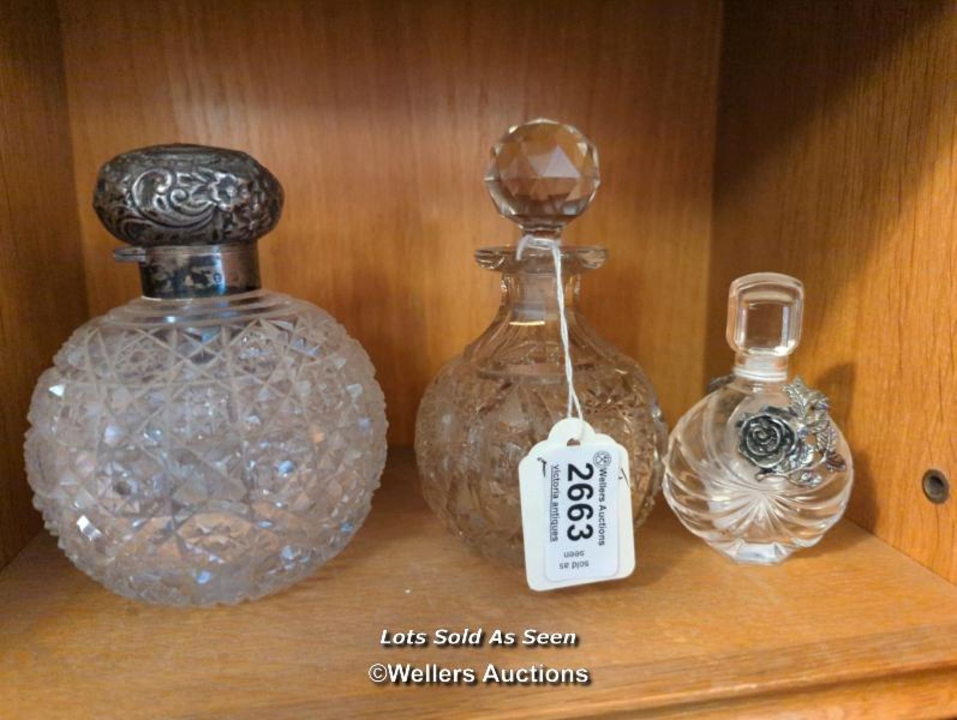 *3X SCENT BOTTLES, INCL. 1X WITH SILVER LID / LOCATED AT VICTORIA ANTIQUES, WADEBRIDGE, PL27 7DD