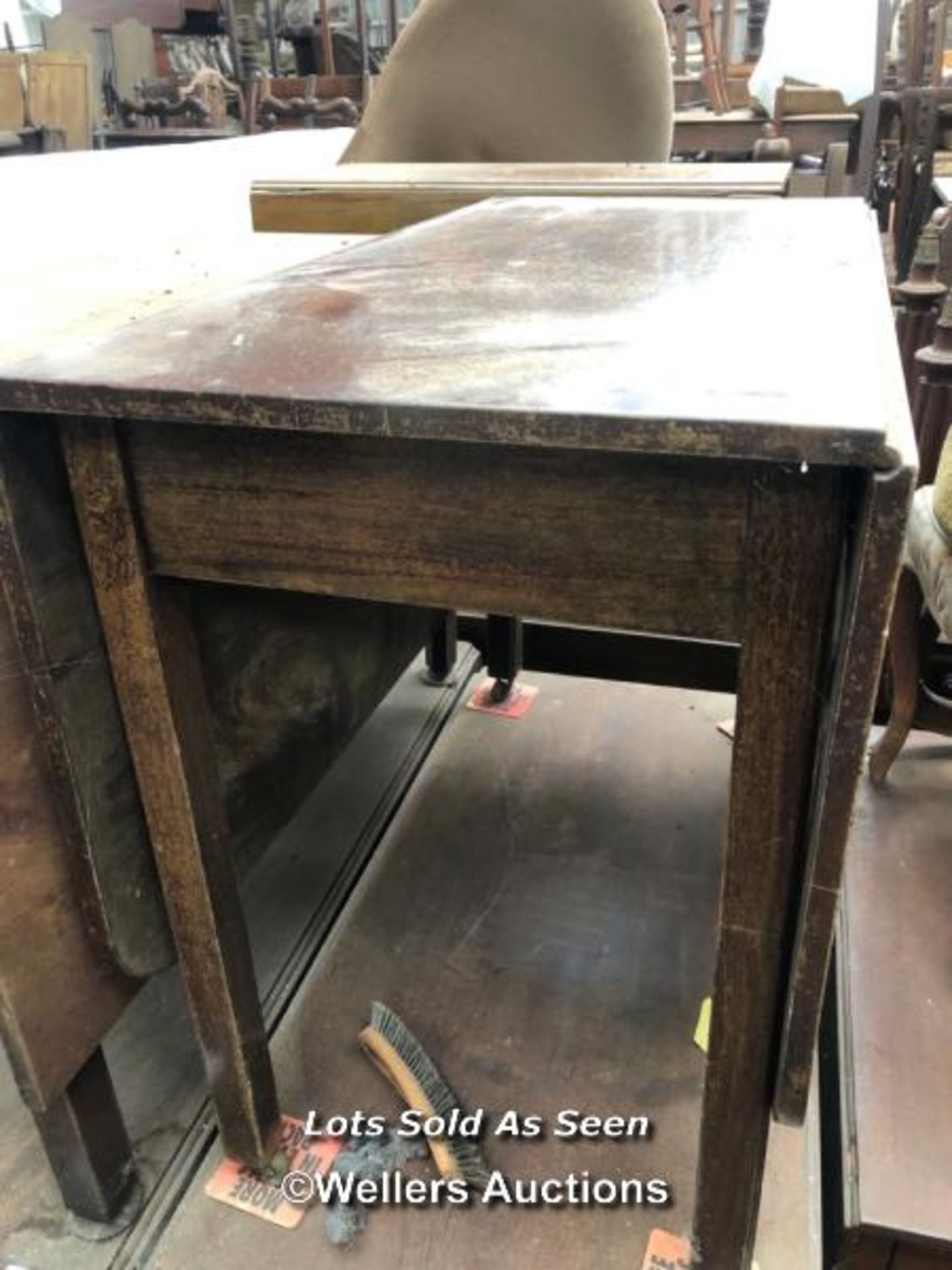 DROP LEAF TABLE, 40 X 60 X 29.5 INCHES, FULLY EXTENDED / LOCATED AT VICTORIA ANTIQUES, WADEBRIDGE,