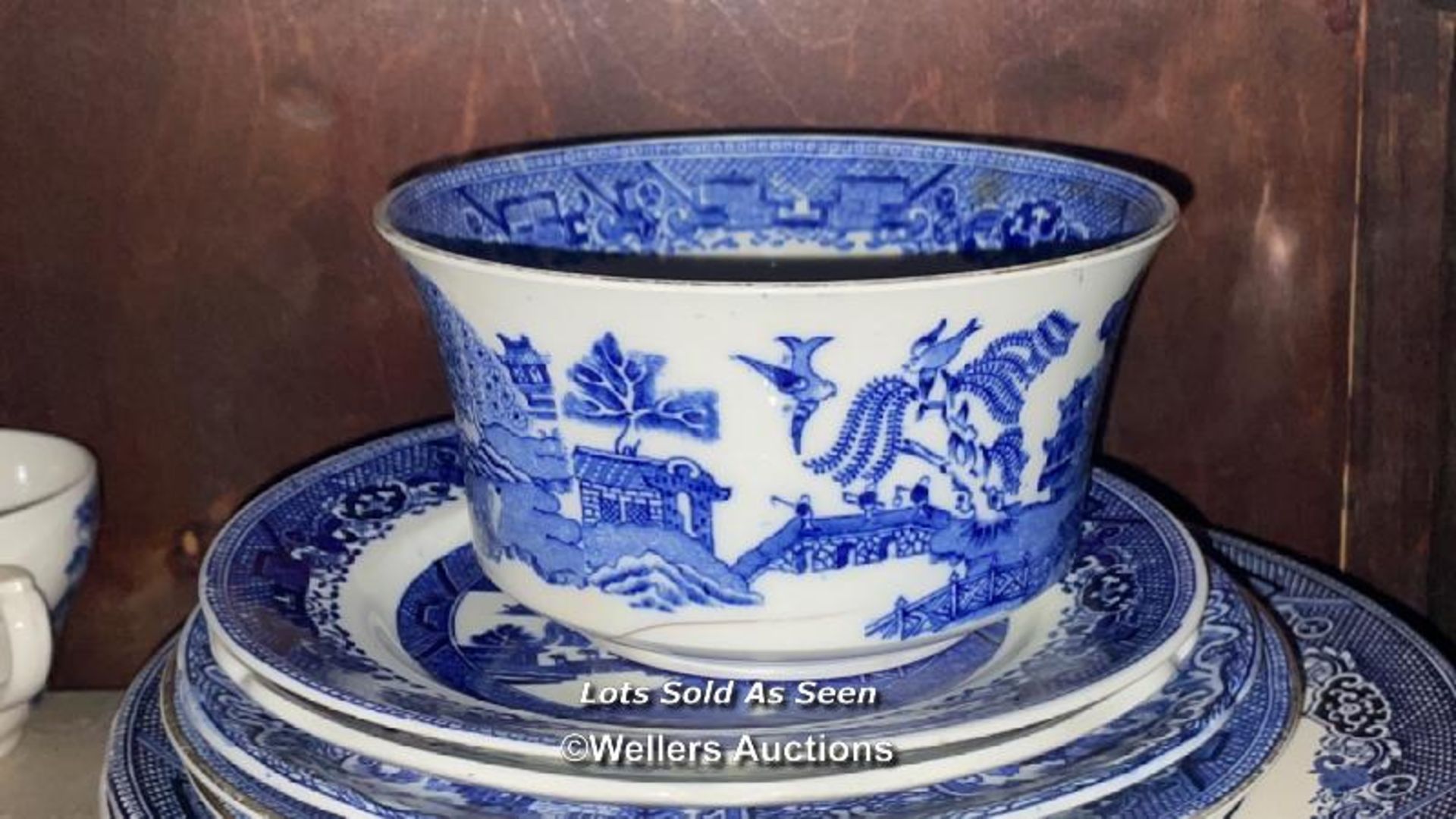 *LARGE QUANTITY OF BLUE AND WHITE CHINA INCLUDING BOOTHS REAL OLD WILLOW, COALPORT AND OTHERS / - Image 9 of 9