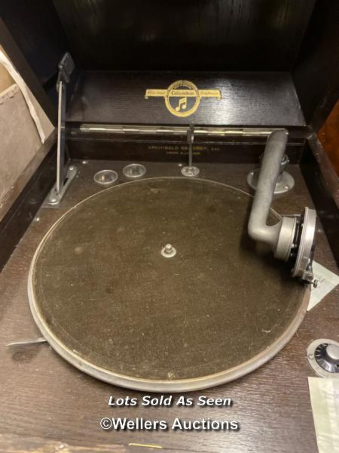 *VINTAGE ARCHIBALD RAMSDEN WIND UP RECORD PLAYER COMPLETE WITH CASE / LOCATED AT VICTORIA - Image 2 of 4