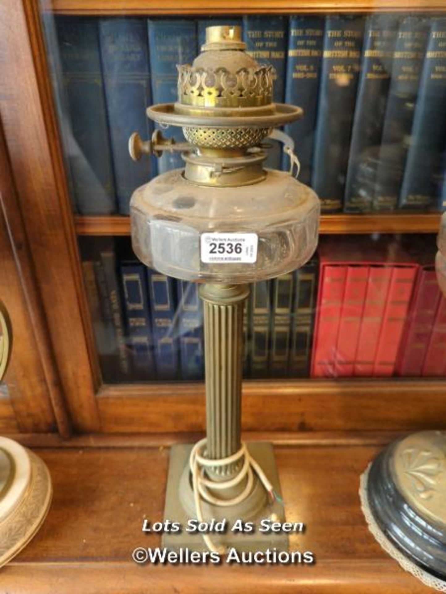 *VICTORIAN BRASS OIL LAMP WITH GLASS RESERVOIR, 76CM / LOCATED AT VICTORIA ANTIQUES, WADEBRIDGE,