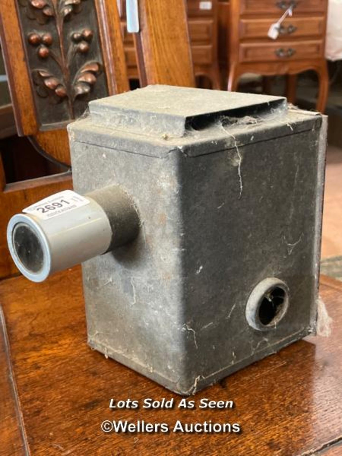 *VERY OLD CAMERA / LOCATED AT VICTORIA ANTIQUES, WADEBRIDGE, PL27 7DD