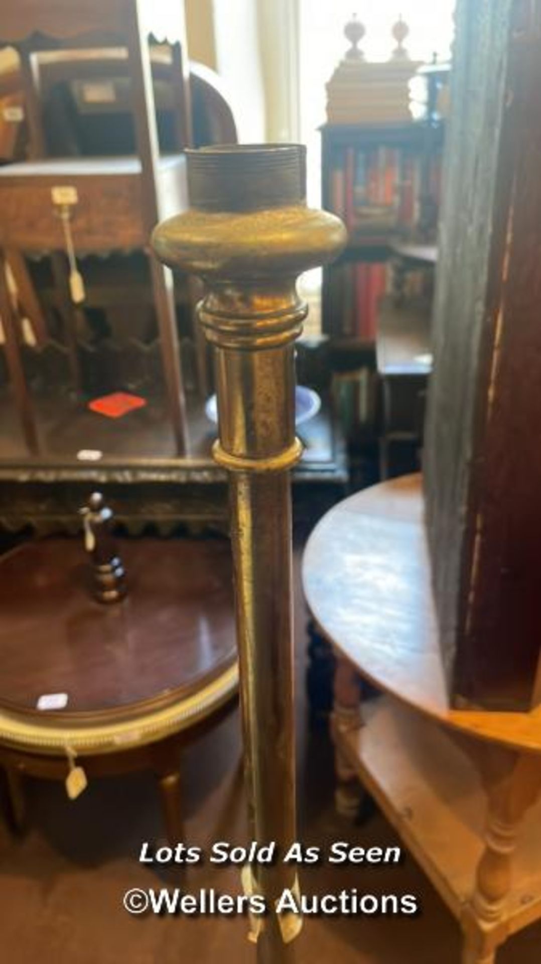 *VICTORIAN BRASS OIL LAMP STAND / LOCATED AT VICTORIA ANTIQUES, WADEBRIDGE, PL27 7DD - Image 3 of 3