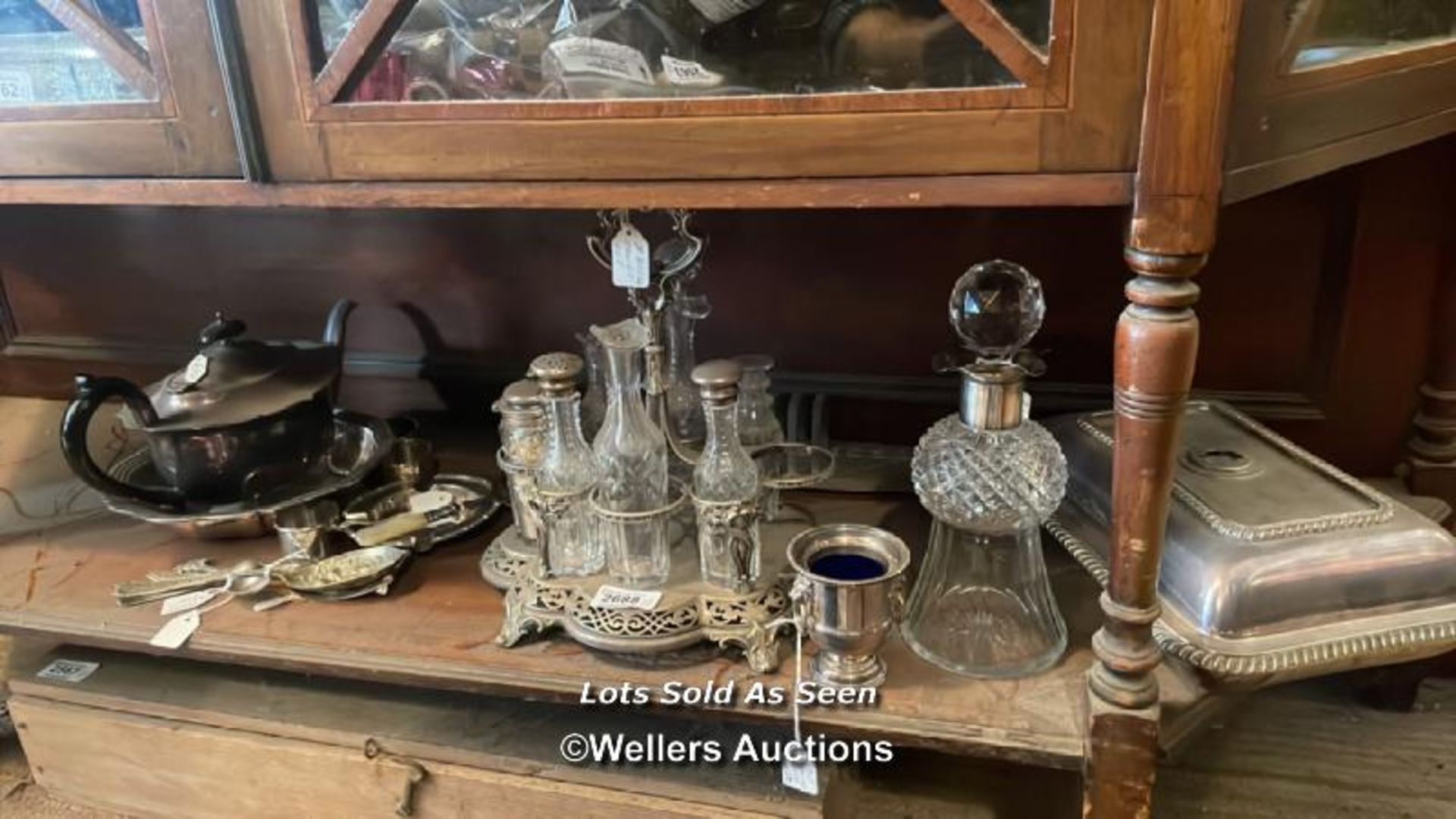 *SHELF OF ASSORTED SILVER PLATED ITEMS AND GLASS / LOCATED AT VICTORIA ANTIQUES, WADEBRIDGE, PL27