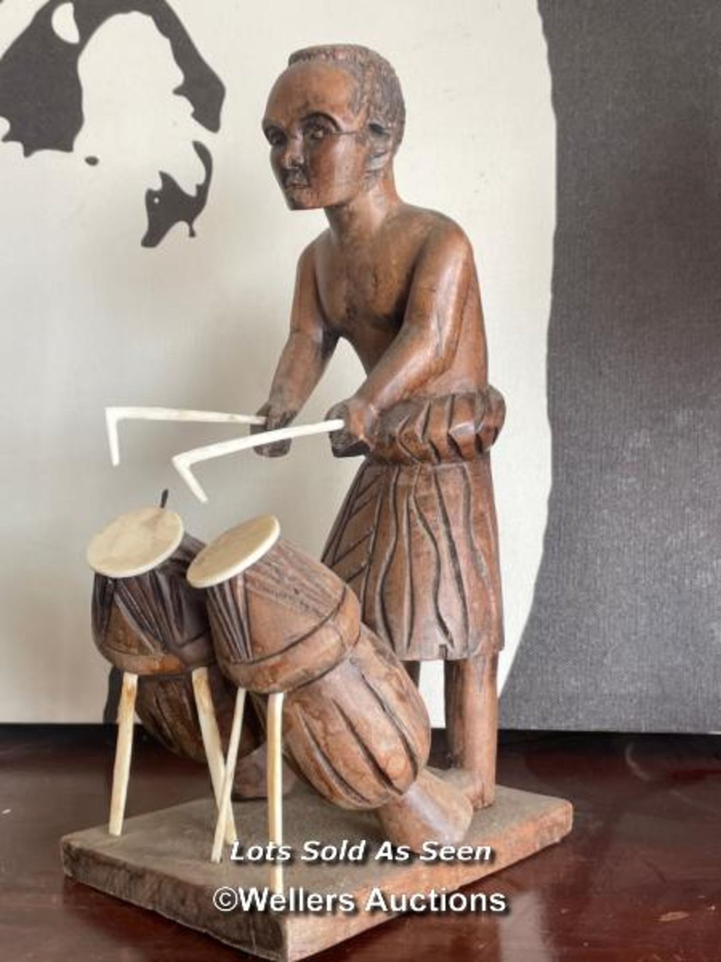 *SMALL CARVED AFRICAN FIGURE PLAYING DRUMS, 26CM / LOCATED AT VICTORIA ANTIQUES, WADEBRIDGE, PL27 - Image 2 of 3