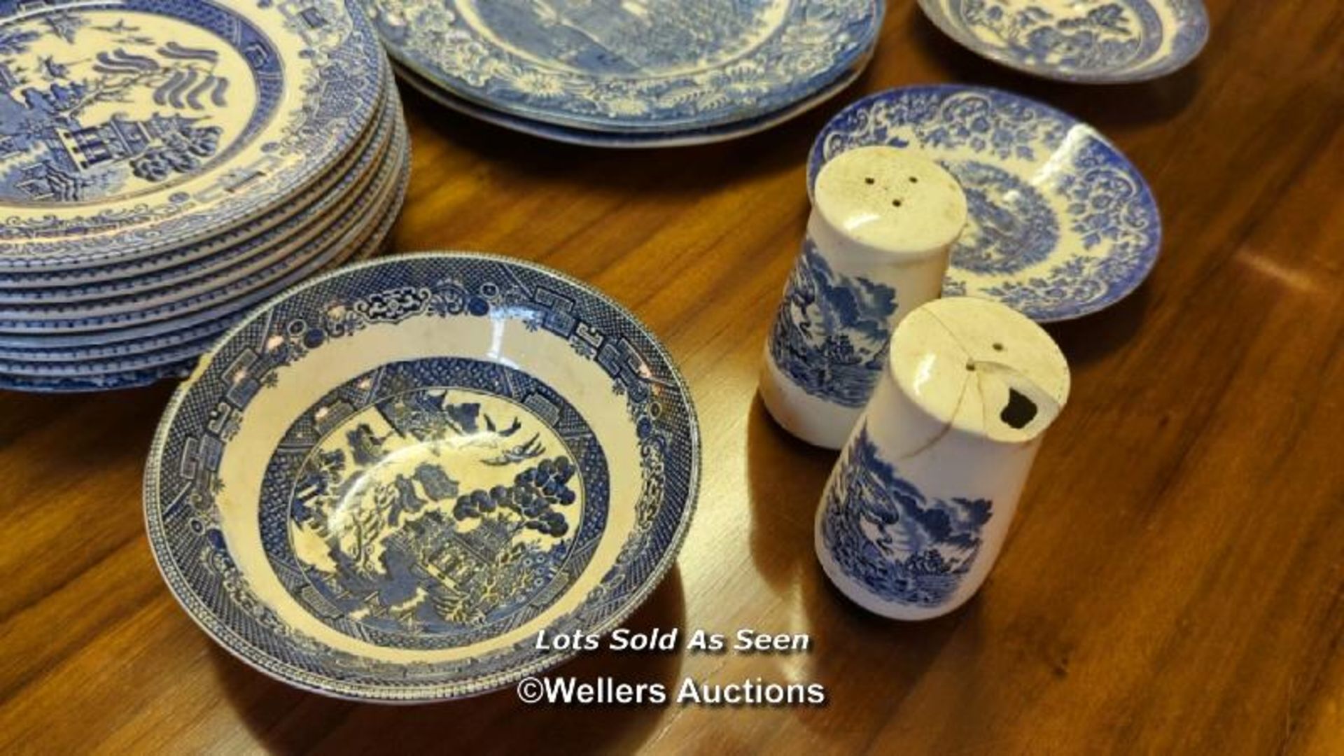 *PART BLUE AND WHITE WEDGWOOD DINNER SERVICE / LOCATED AT VICTORIA ANTIQUES, WADEBRIDGE, PL27 7DD - Image 4 of 6