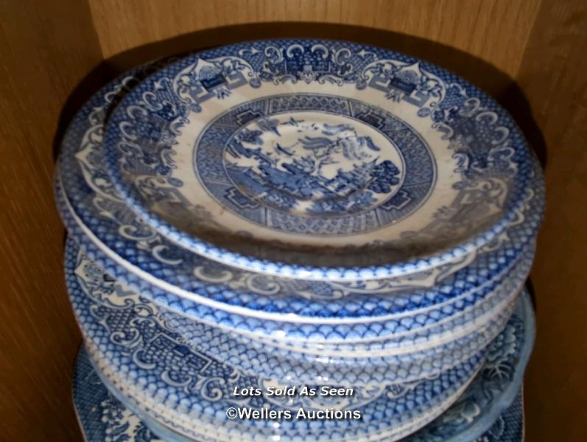 *ASSORTED OLD WILLOW BLUE AND WHITE PLATES / LOCATED AT VICTORIA ANTIQUES, WADEBRIDGE, PL27 7DD - Image 2 of 2