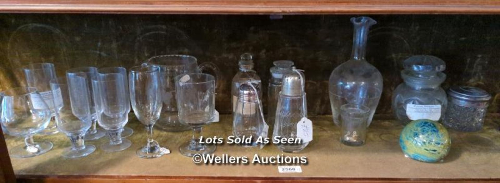 *QUANTITY OF GLASSWARE INCLUDING PAPERWEIGHT / LOCATED AT VICTORIA ANTIQUES, WADEBRIDGE, PL27 7DD