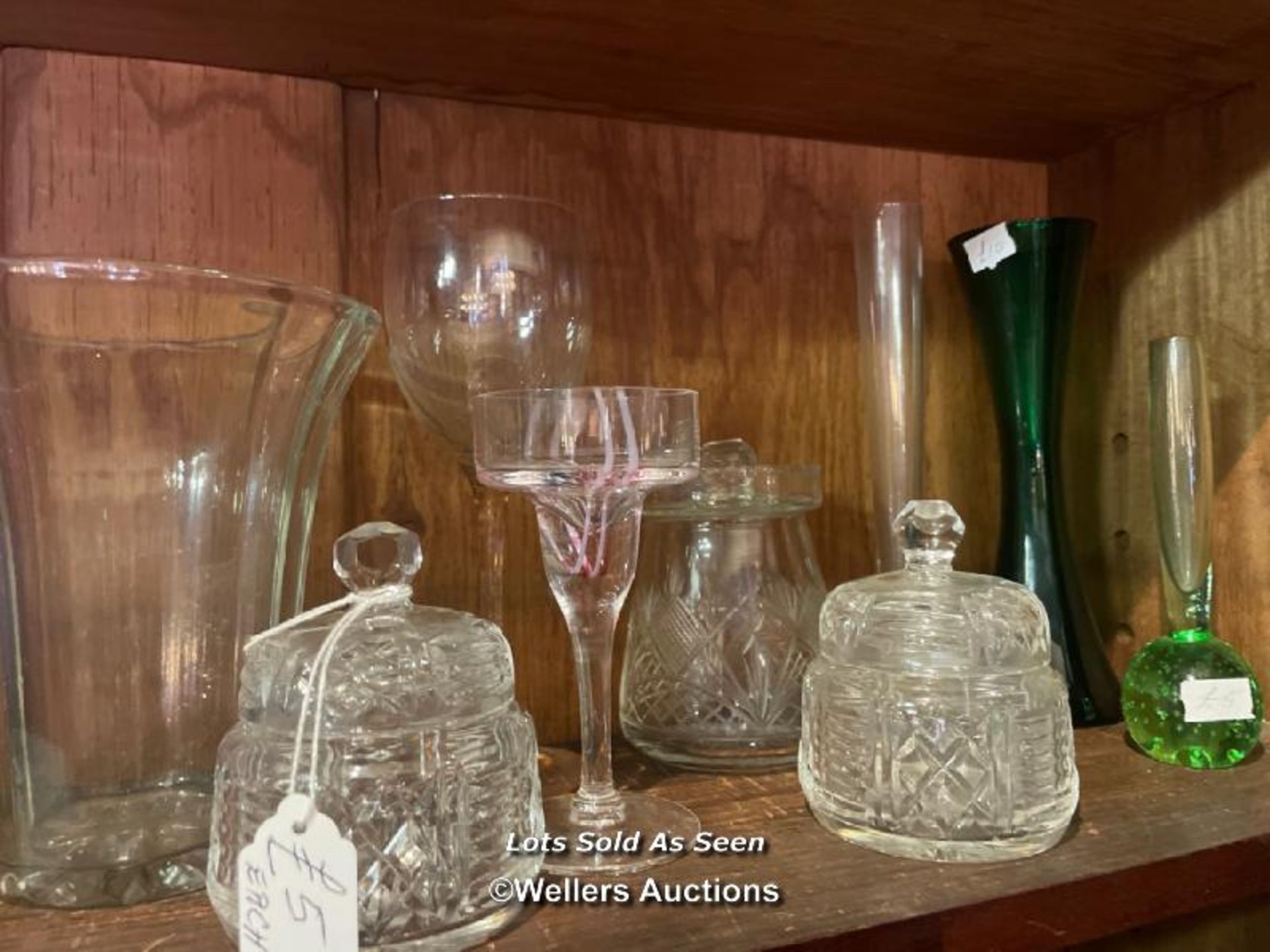 *SHELF OF ASSORTED GLASSWARE, INCLUDING VASES AND LIDDED POTS, ETC. / LOCATED AT VICTORIA - Image 3 of 3