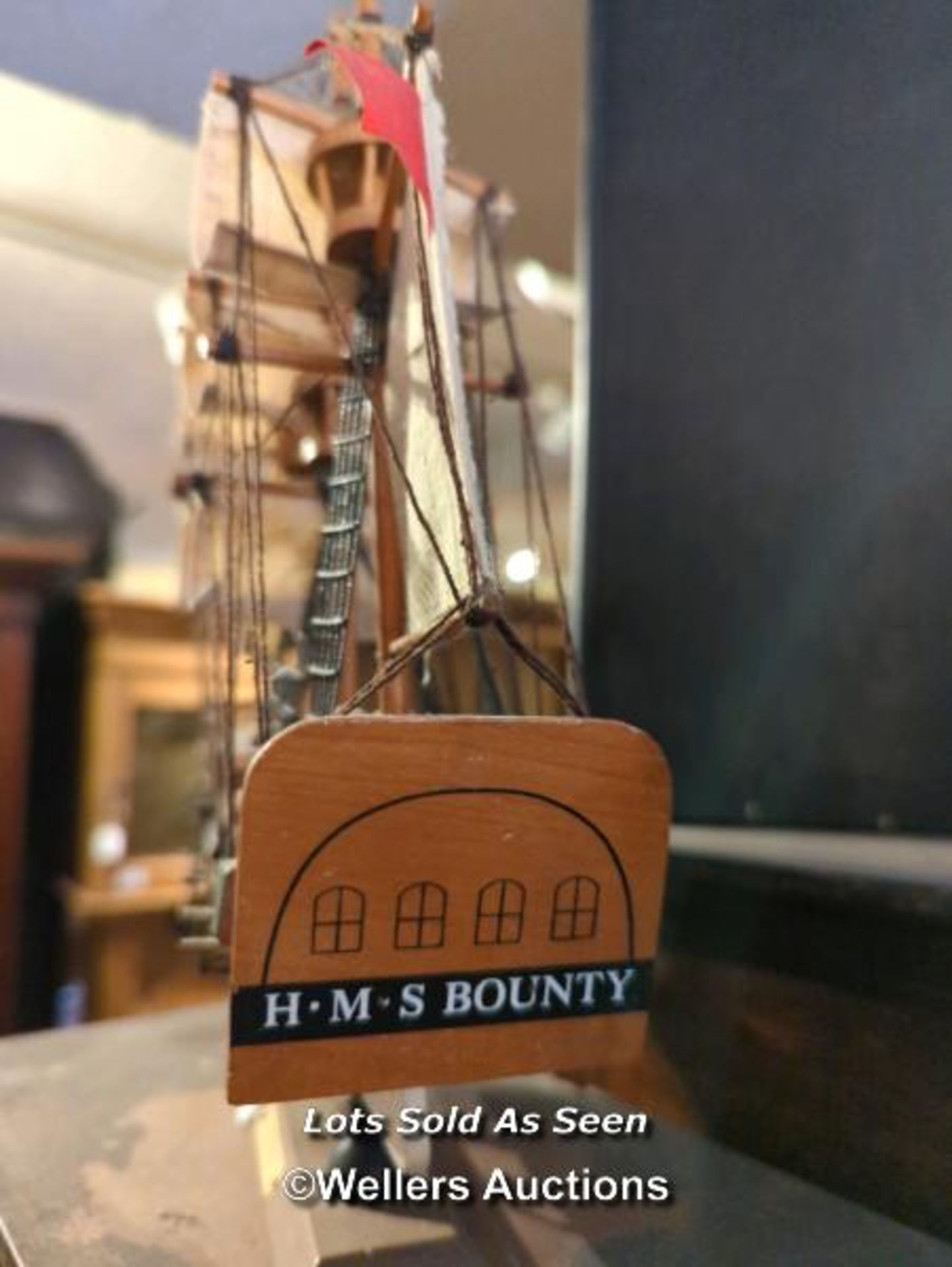 *SMALL WOODEN MODEL OF H.M.S. BOUNTY, 33CM HIGH / LOCATED AT VICTORIA ANTIQUES, WADEBRIDGE, PL27 - Image 3 of 4