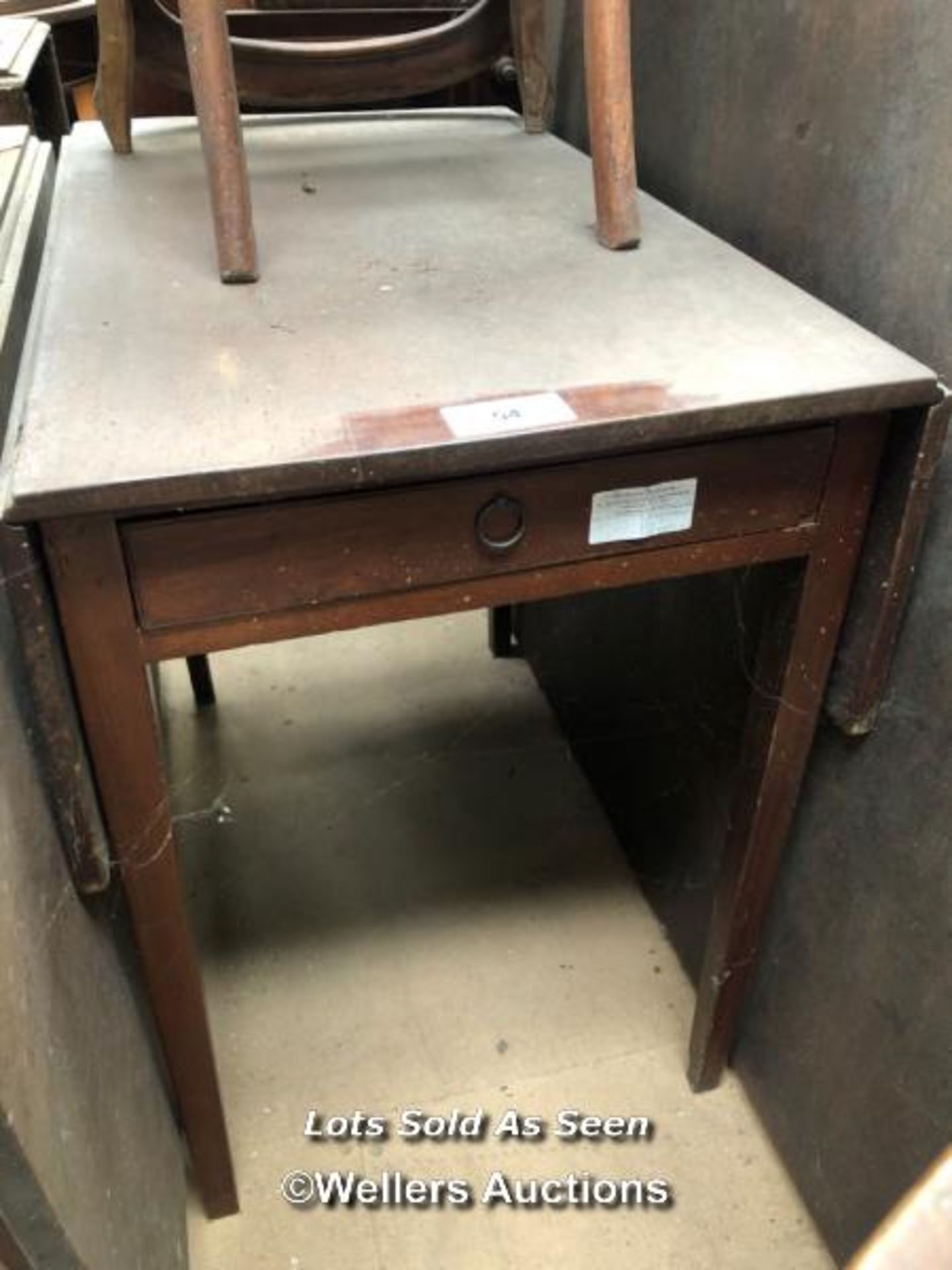 SMALL MAHOGANY DROP LEAF TABLE, 32 X 38.5 X 28.5 INCHES, FULLY EXTENDED / LOCATED AT VICTORIA