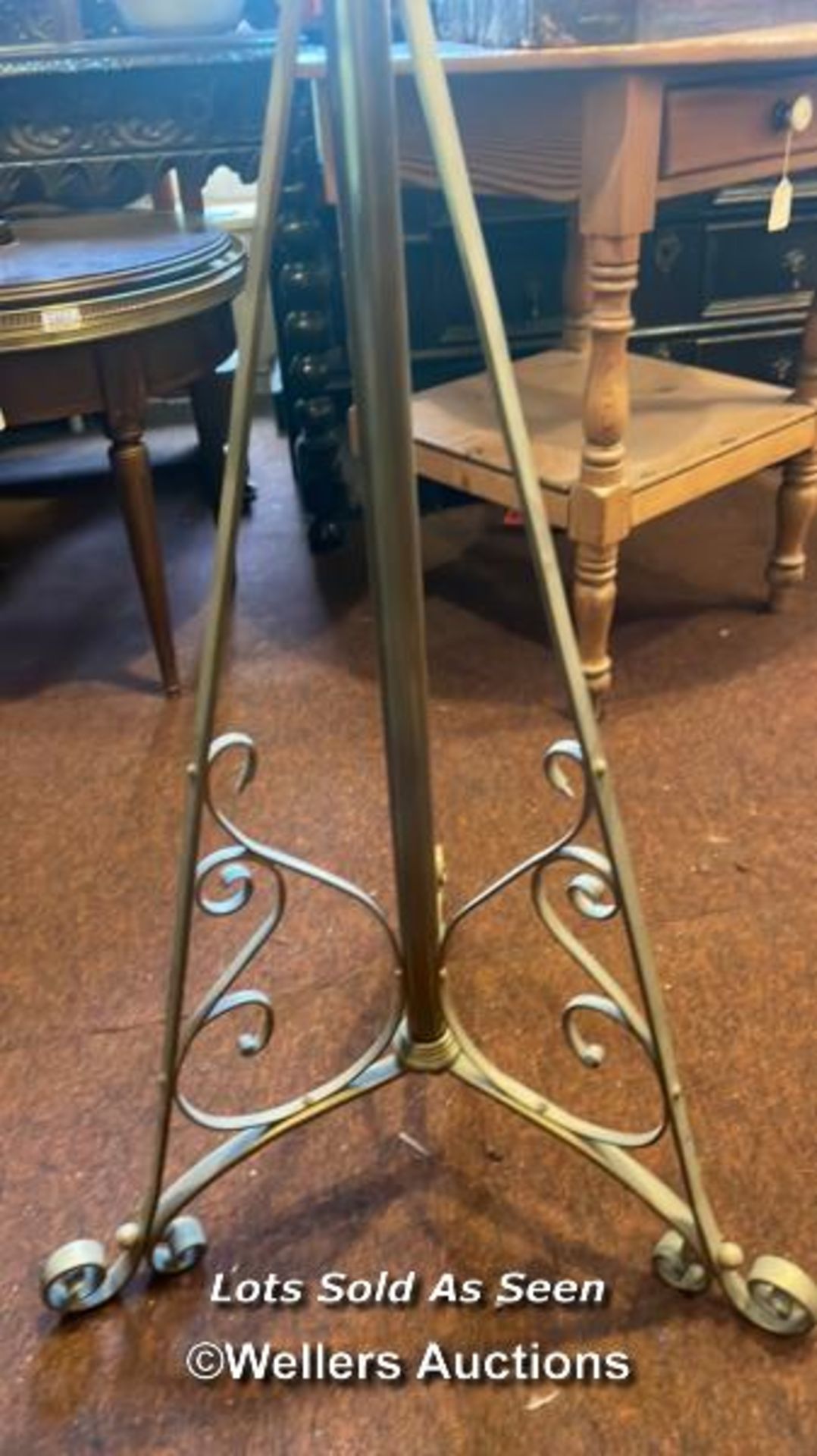 *VICTORIAN BRASS OIL LAMP STAND / LOCATED AT VICTORIA ANTIQUES, WADEBRIDGE, PL27 7DD - Image 3 of 3