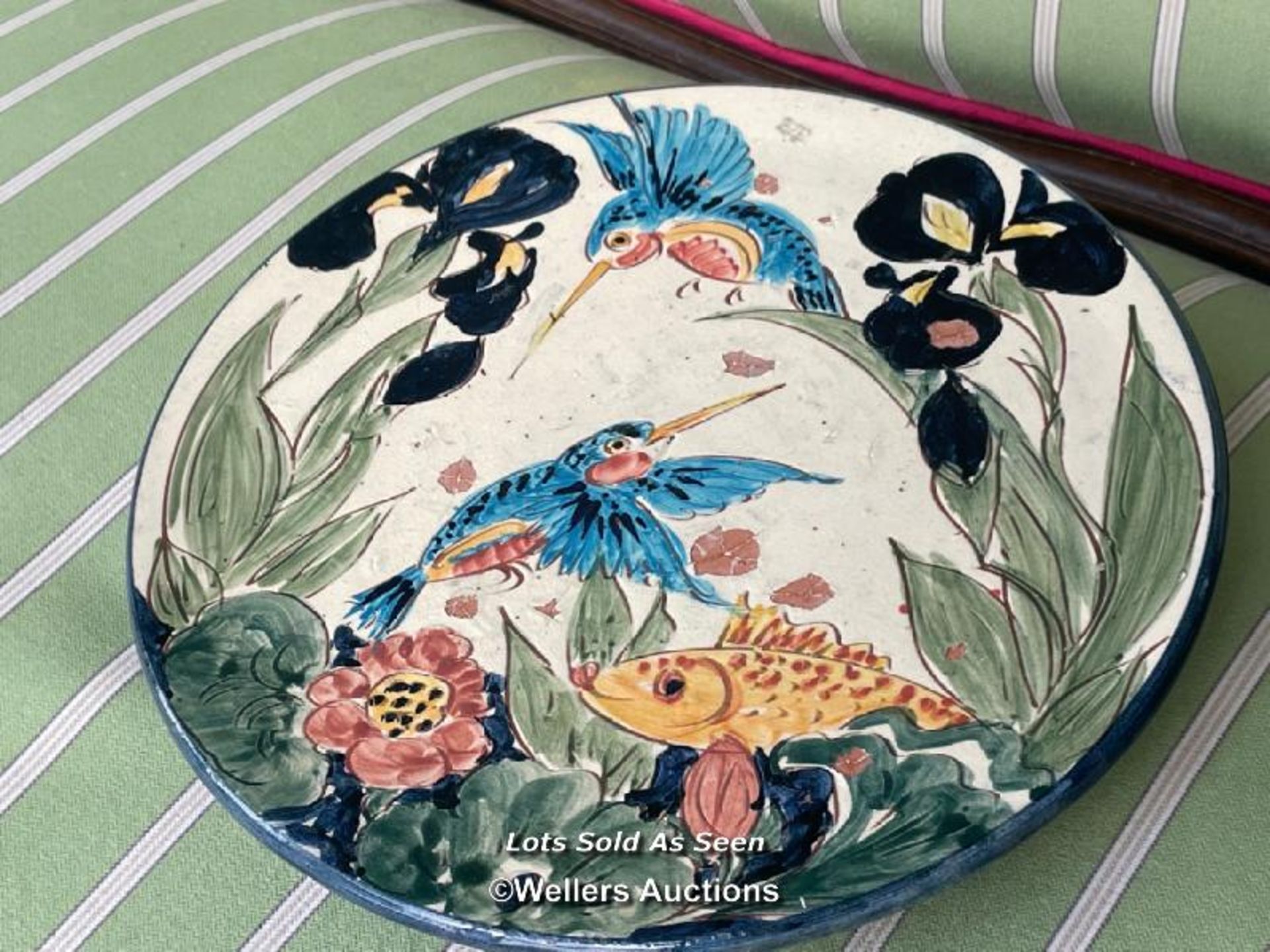 *PAUL JACKSON CERAMIC WALL PLAQUE WITH KINGFISHERS, 29CM DIAMETER / LOCATED AT VICTORIA ANTIQUES,