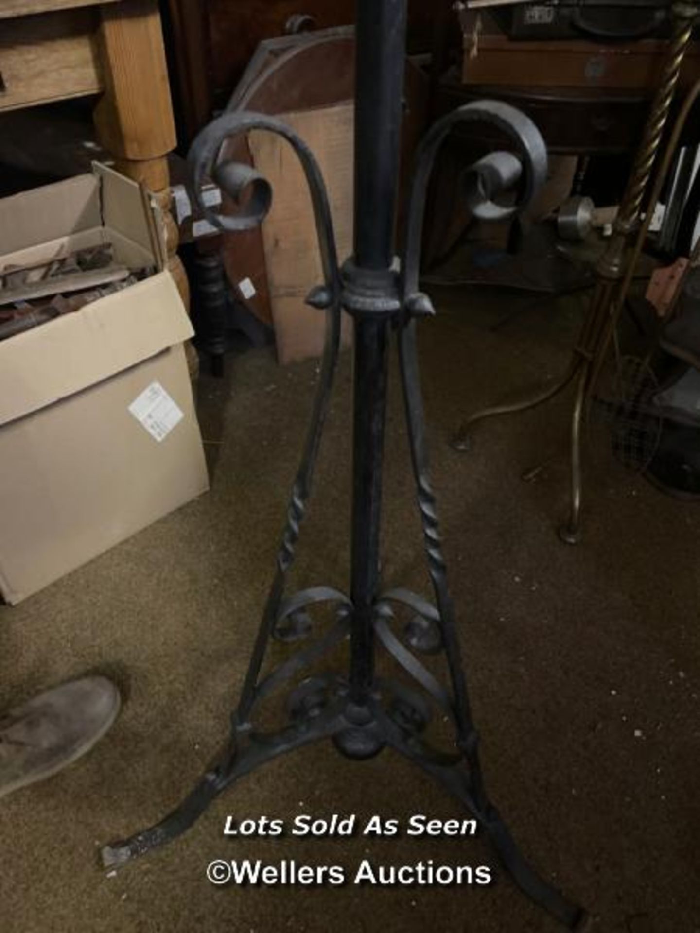*IRON STANDARD OIL LAMP, 188CM HIGH / LOCATED AT VICTORIA ANTIQUES, WADEBRIDGE, PL27 7DD - Image 4 of 4