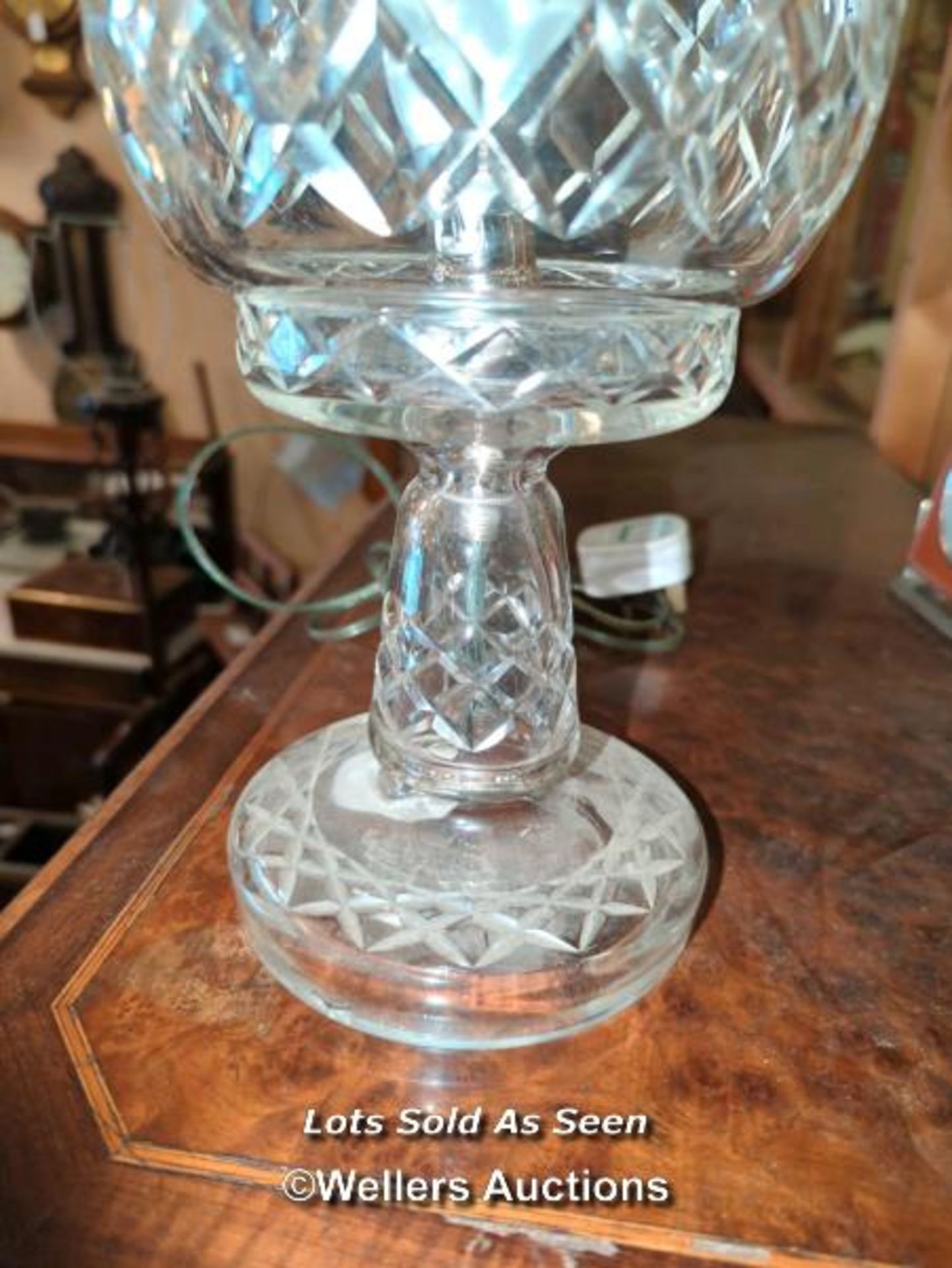 *SMALL CUT GLASS TABLE LAMP / LOCATED AT VICTORIA ANTIQUES, WADEBRIDGE, PL27 7DD - Image 2 of 2