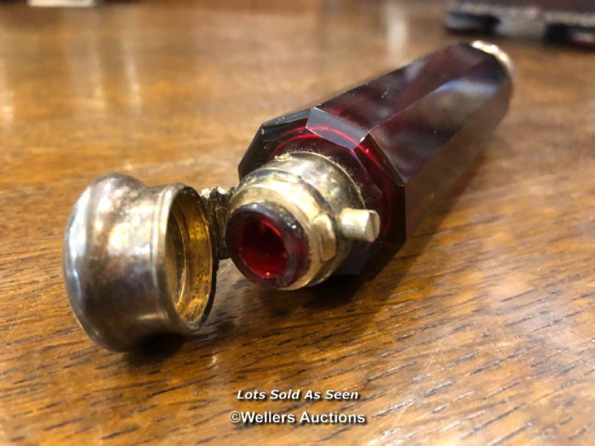 *VICTORIAN RUBY GLASS DOUBLE ENDED SCENT BOTTLE, SILVER PLATED ENDS / LOCATED AT VICTORIA - Image 2 of 2