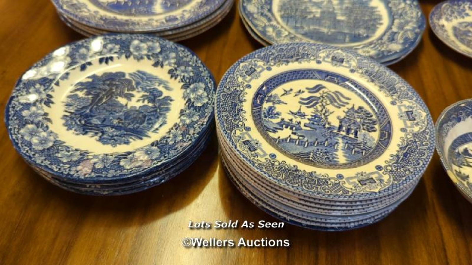 *PART BLUE AND WHITE WEDGWOOD DINNER SERVICE / LOCATED AT VICTORIA ANTIQUES, WADEBRIDGE, PL27 7DD - Image 3 of 6