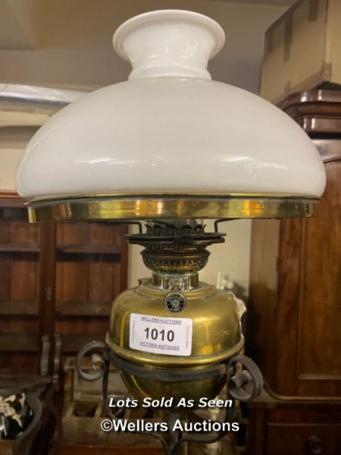 *IRON STANDARD OIL LAMP, 188CM HIGH / LOCATED AT VICTORIA ANTIQUES, WADEBRIDGE, PL27 7DD - Image 2 of 4