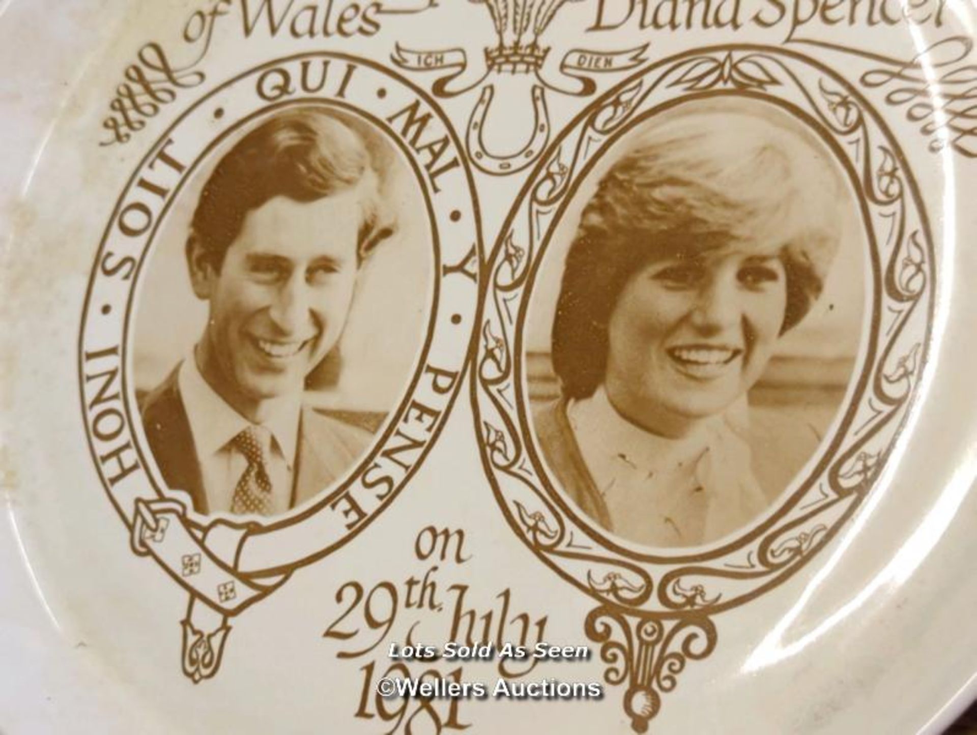 *HONITON POTTERY COMMEMORATIVE PLATE OF THE ROYAL WEDDING OF CHARLES AND DIANA / LOCATED AT VICTORIA - Image 3 of 4