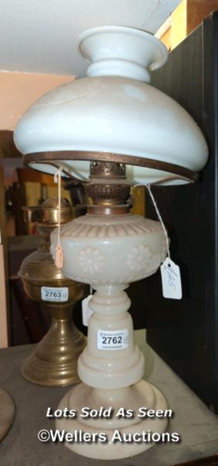 *OPAQUE GLASS OIL LAMP / LOCATED AT VICTORIA ANTIQUES, WADEBRIDGE, PL27 7DD