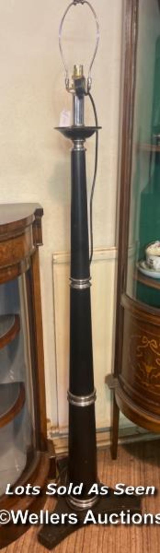 *MODERN BLACK AND CHROME STANDARD LAMP / LOCATED AT VICTORIA ANTIQUES, WADEBRIDGE, PL27 7DD