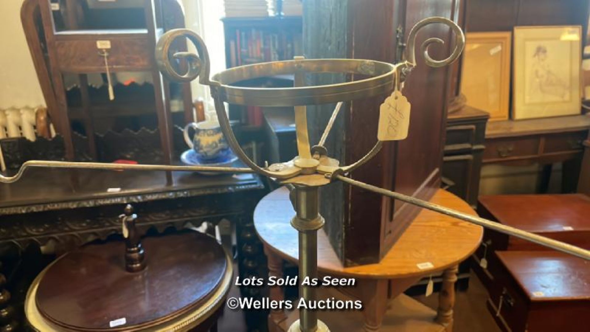 *VICTORIAN BRASS OIL LAMP STAND / LOCATED AT VICTORIA ANTIQUES, WADEBRIDGE, PL27 7DD - Image 2 of 3