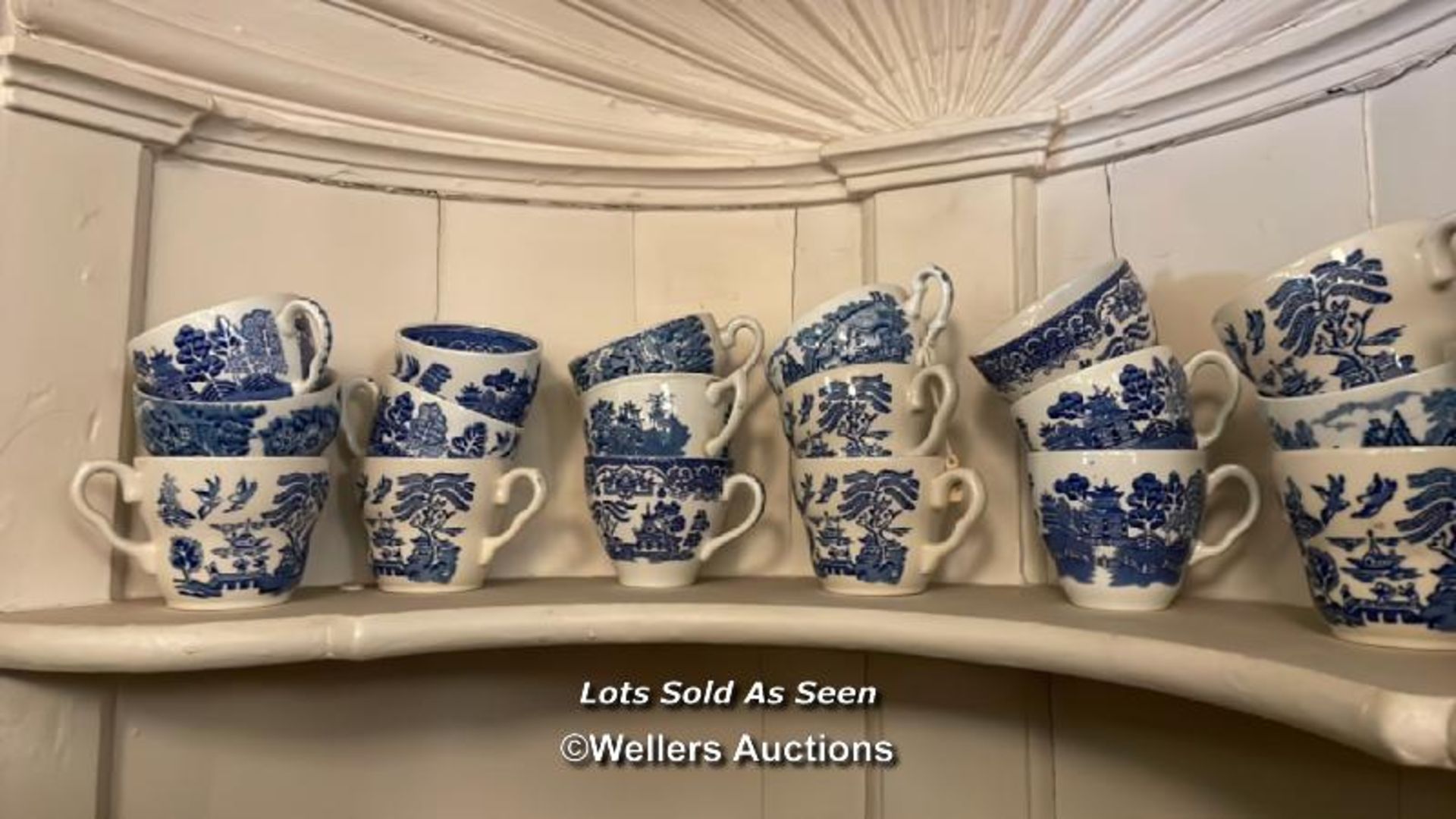 *LARGE QUANTITY OF BLUE AND WHITE CHINA INCLUDING BOOTHS REAL OLD WILLOW, COALPORT AND OTHERS / - Image 4 of 9