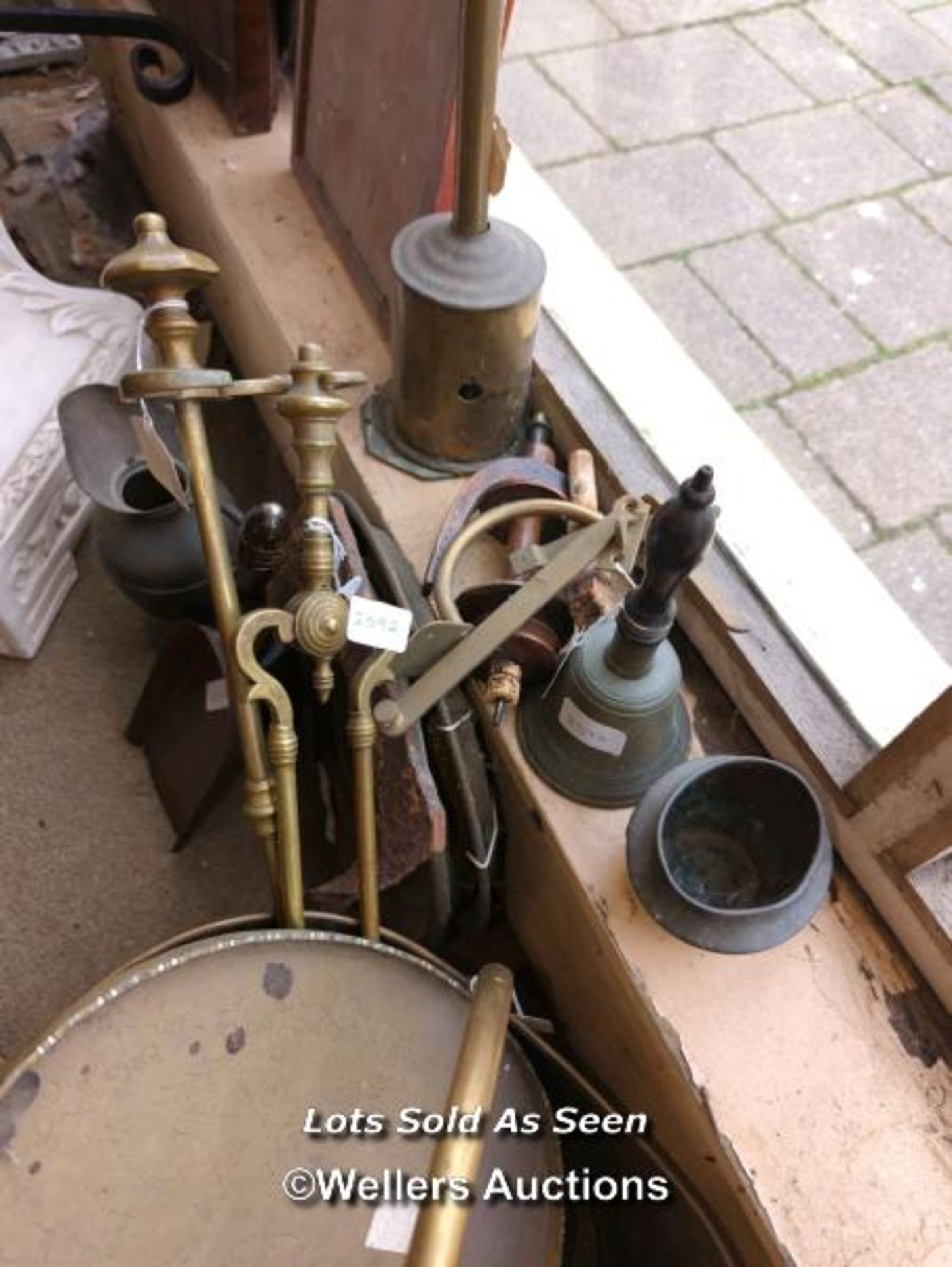 *BRASS COAL SCUTTLE AND A SMALL QUANTITY OF OTHER METAL WARES / LOCATED AT VICTORIA ANTIQUES, - Image 3 of 3