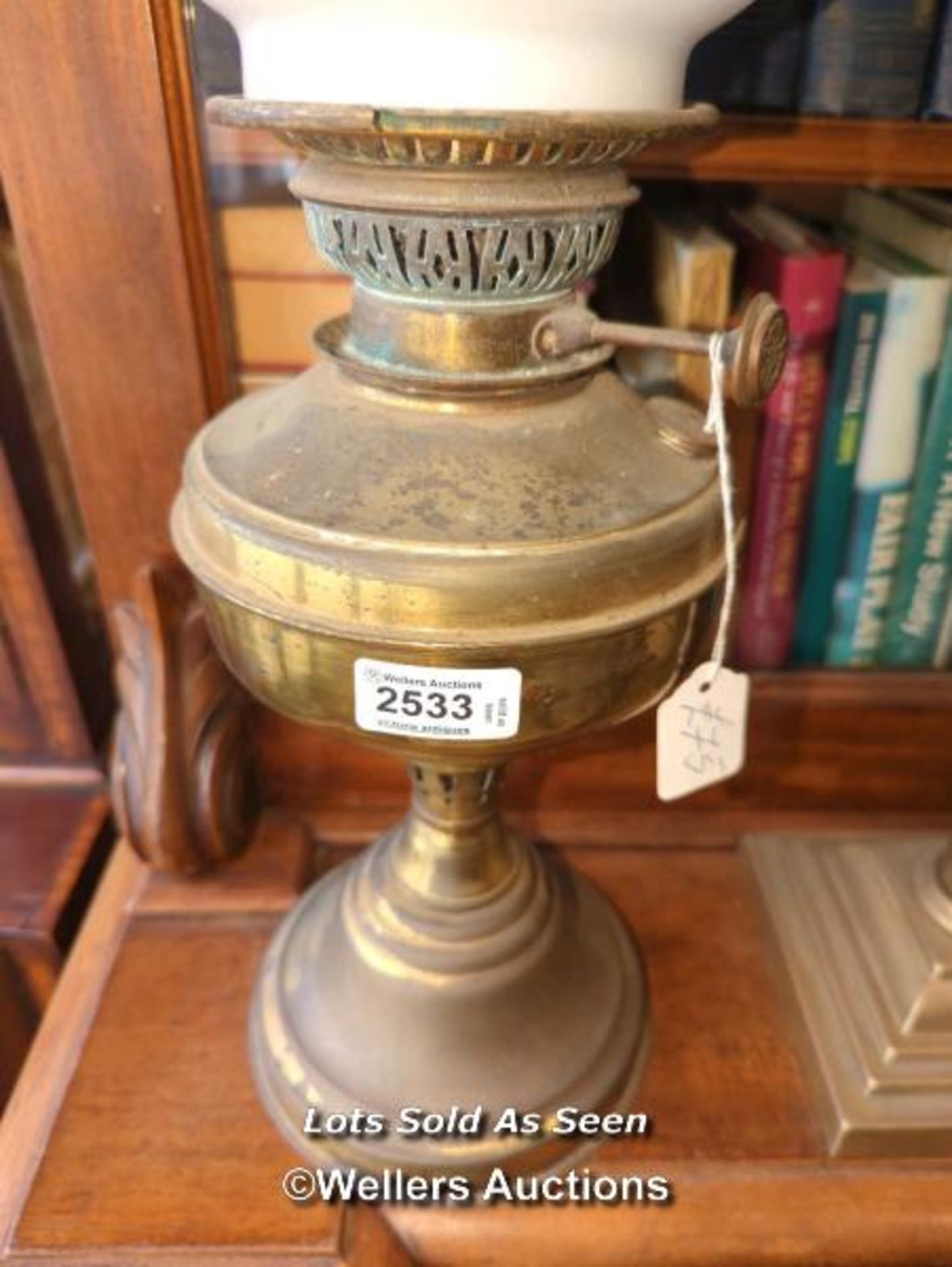 *VICTORIAN BRASS OIL LAMP WITH OPAQUE GLASS SHADE / LOCATED AT VICTORIA ANTIQUES, WADEBRIDGE, PL27 - Image 2 of 3