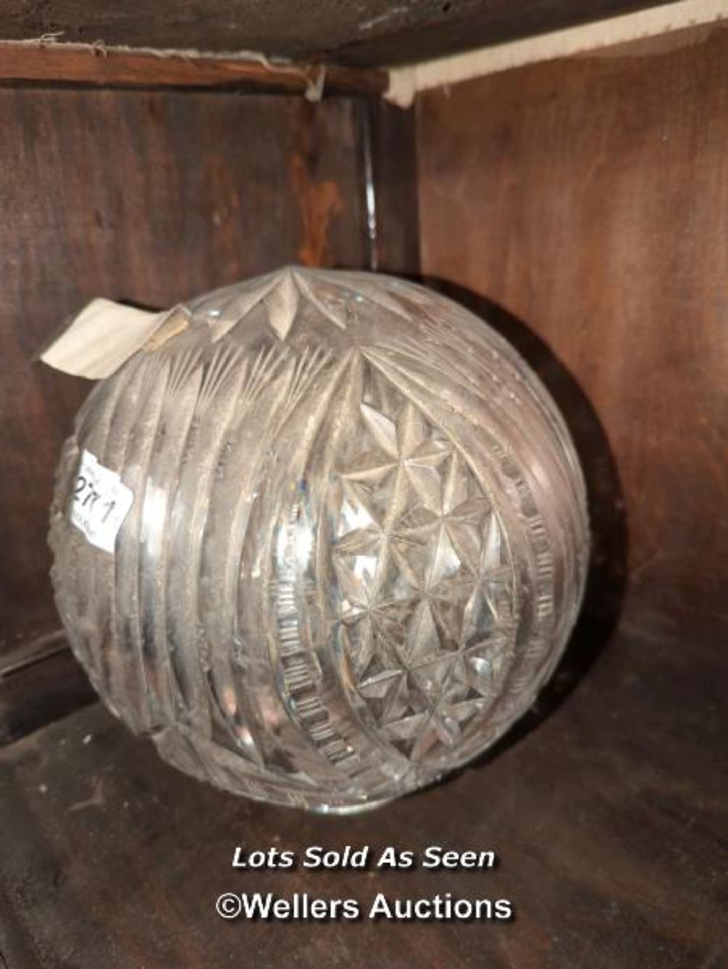 *LARGE HEAVY GLASS LAMP SHADE / LOCATED AT VICTORIA ANTIQUES, WADEBRIDGE, PL27 7DD - Image 2 of 2