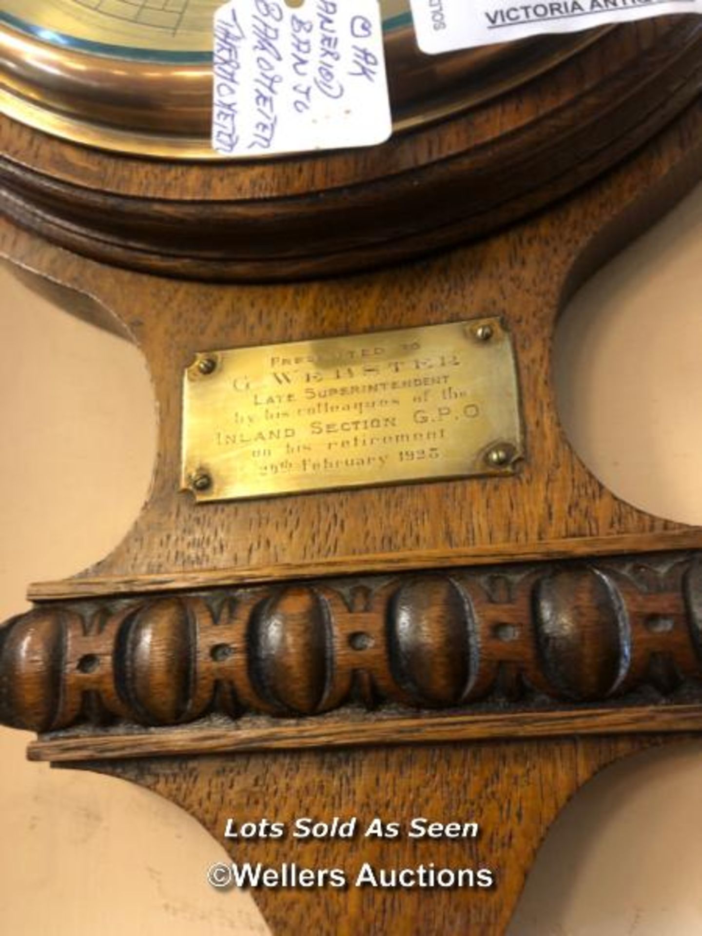 *OAK ANEROID BAROMETER WITH PRESENTATION PLAQUE / LOCATED AT VICTORIA ANTIQUES, WADEBRIDGE, PL27 - Image 3 of 4