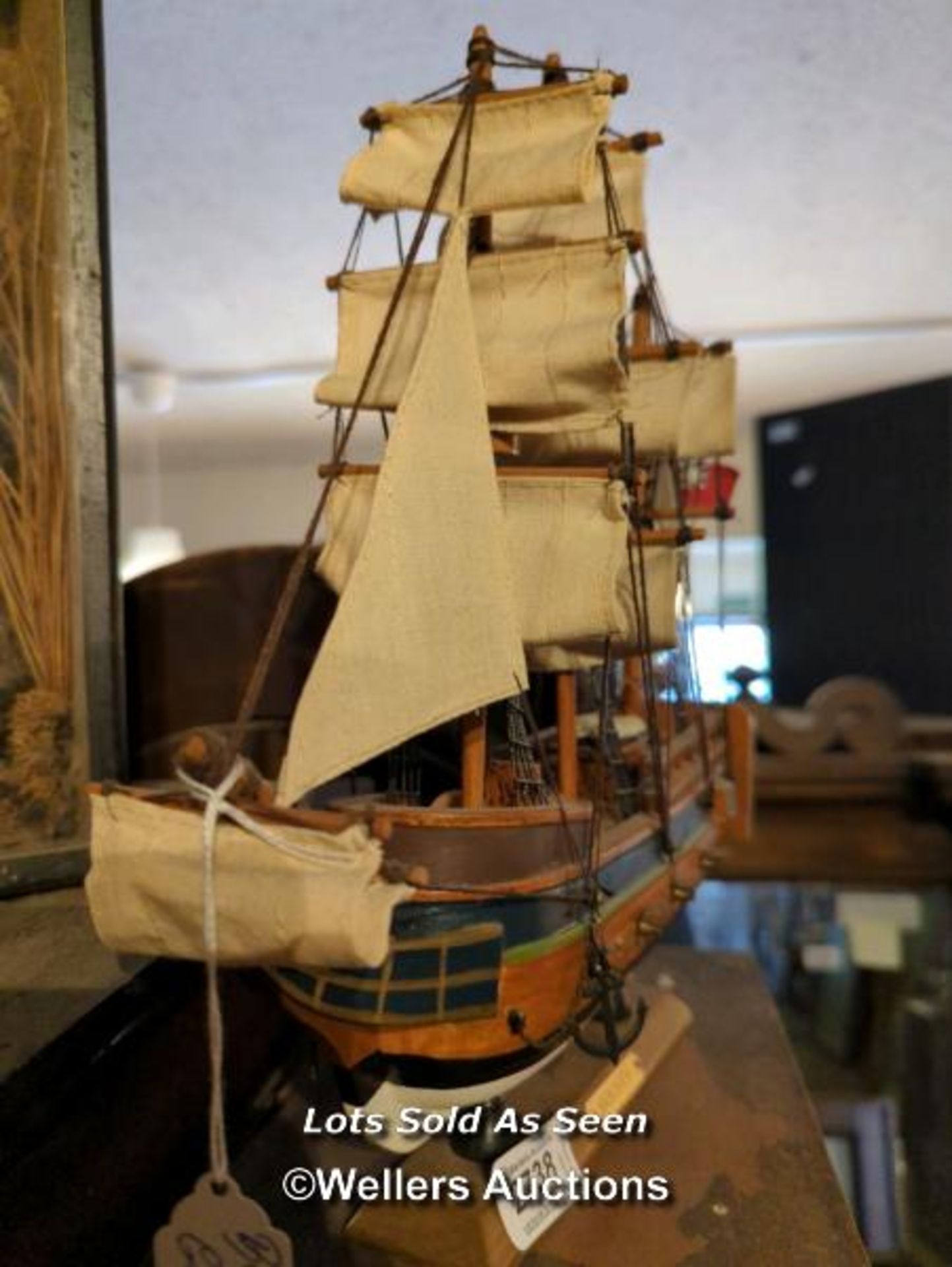 *SMALL WOODEN MODEL OF H.M.S. BOUNTY, 33CM HIGH / LOCATED AT VICTORIA ANTIQUES, WADEBRIDGE, PL27 - Image 4 of 4