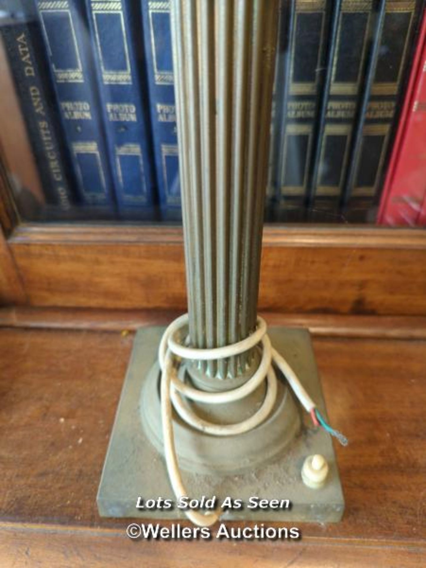 *VICTORIAN BRASS OIL LAMP WITH GLASS RESERVOIR, 76CM / LOCATED AT VICTORIA ANTIQUES, WADEBRIDGE, - Image 3 of 3