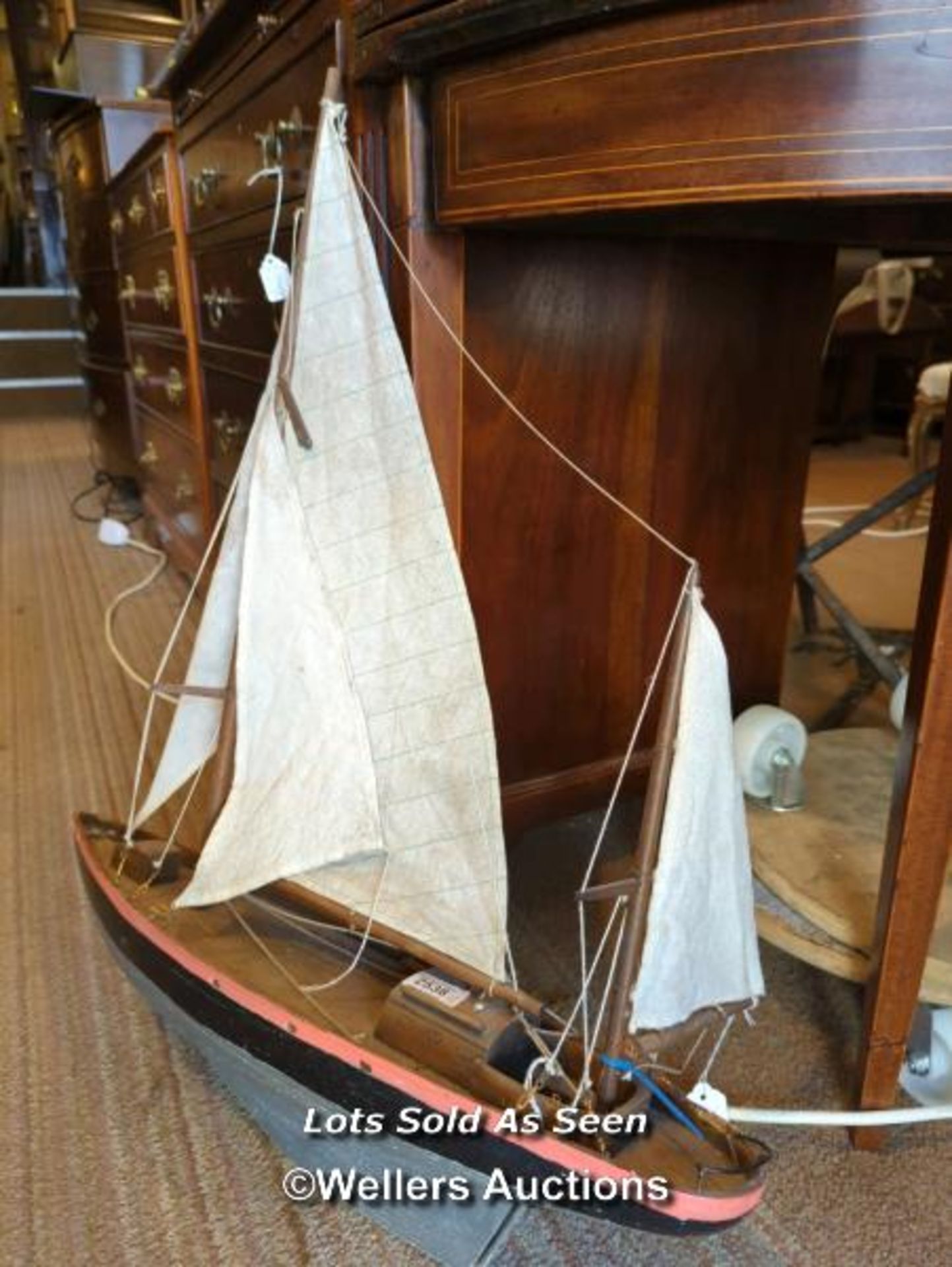 *MODEL POND YACHT, 60CM / LOCATED AT VICTORIA ANTIQUES, WADEBRIDGE, PL27 7DD - Image 2 of 4