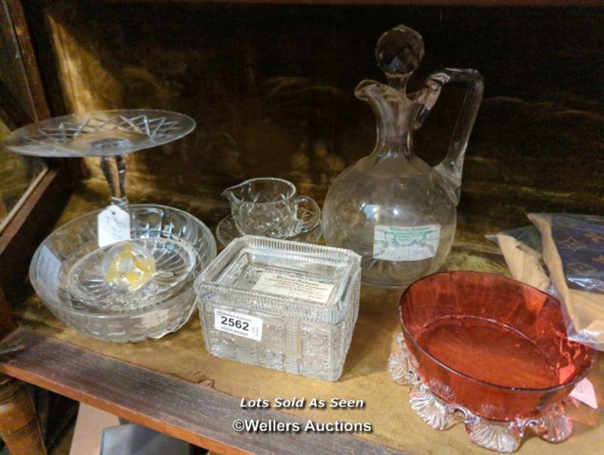 *ASSORTED GLASSWARE INCLUDING CRANBERRY GLASS BOWL, CUT GLASS CIGARETTE BOX AND OTHER ITEMS /