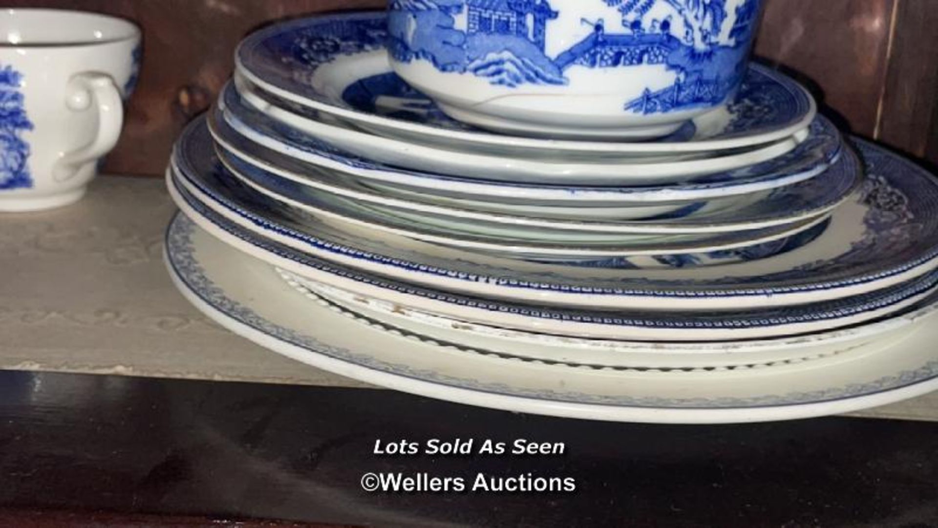 *LARGE QUANTITY OF BLUE AND WHITE CHINA INCLUDING BOOTHS REAL OLD WILLOW, COALPORT AND OTHERS / - Image 8 of 9