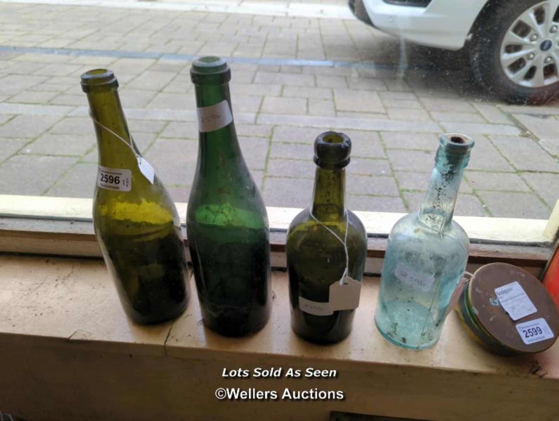 *FOUR OLD GREEN GLASS WINE BOTTLES / LOCATED AT VICTORIA ANTIQUES, WADEBRIDGE, PL27 7DD