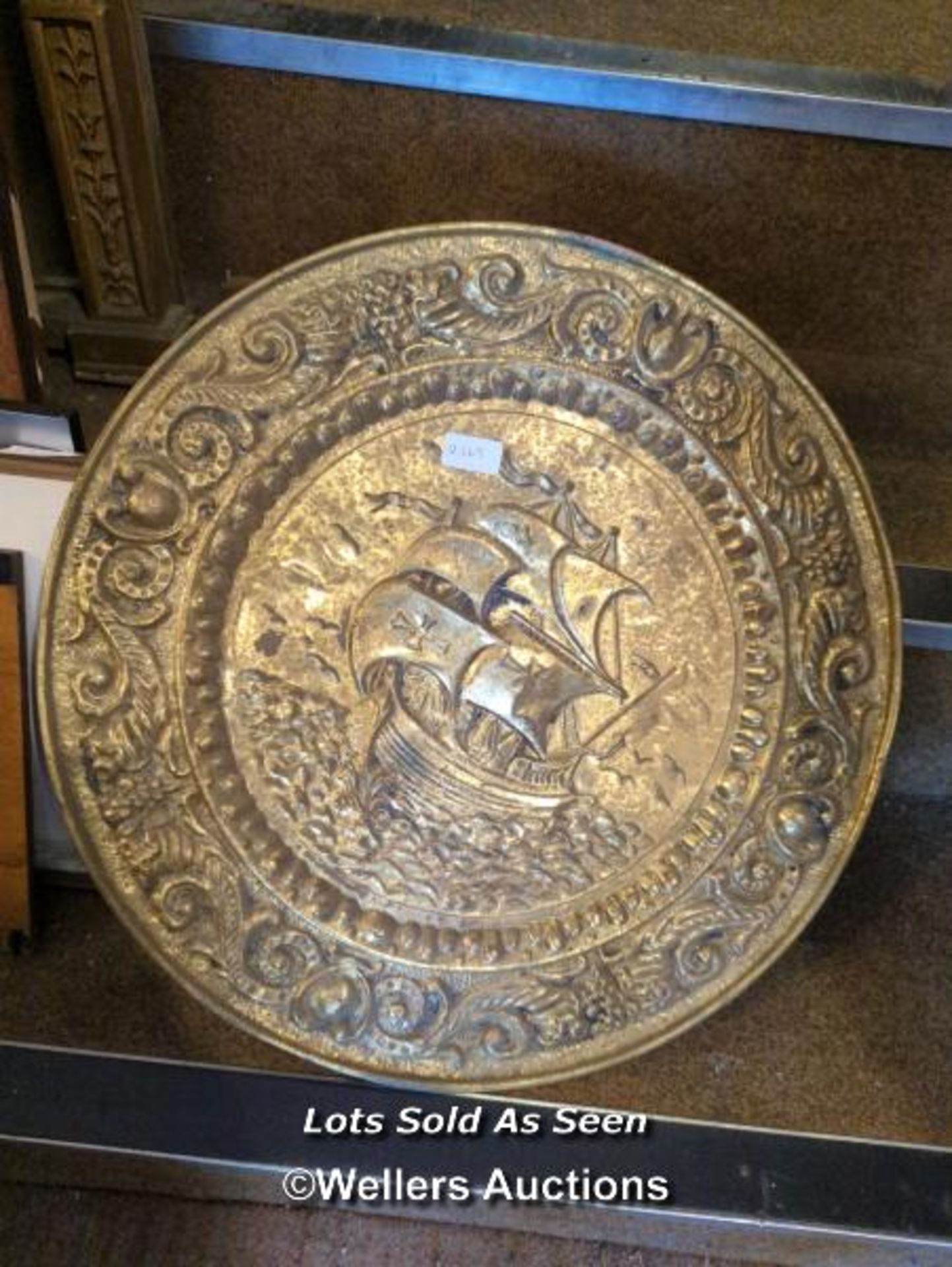 *COPPER WARMING PAN AND A BRASS CHARGER / LOCATED AT VICTORIA ANTIQUES, WADEBRIDGE, PL27 7DD - Image 2 of 3