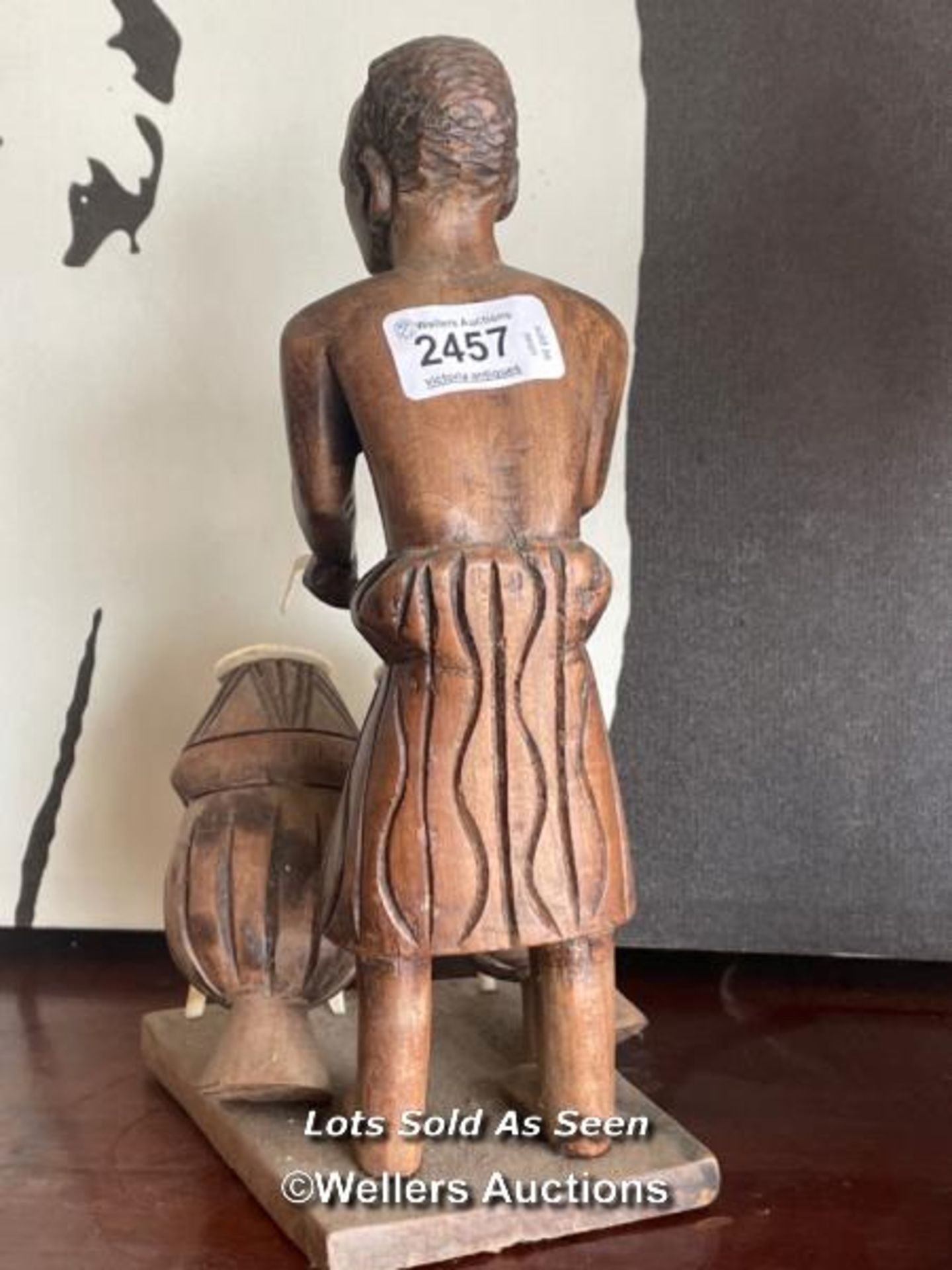 *SMALL CARVED AFRICAN FIGURE PLAYING DRUMS, 26CM / LOCATED AT VICTORIA ANTIQUES, WADEBRIDGE, PL27 - Image 3 of 3