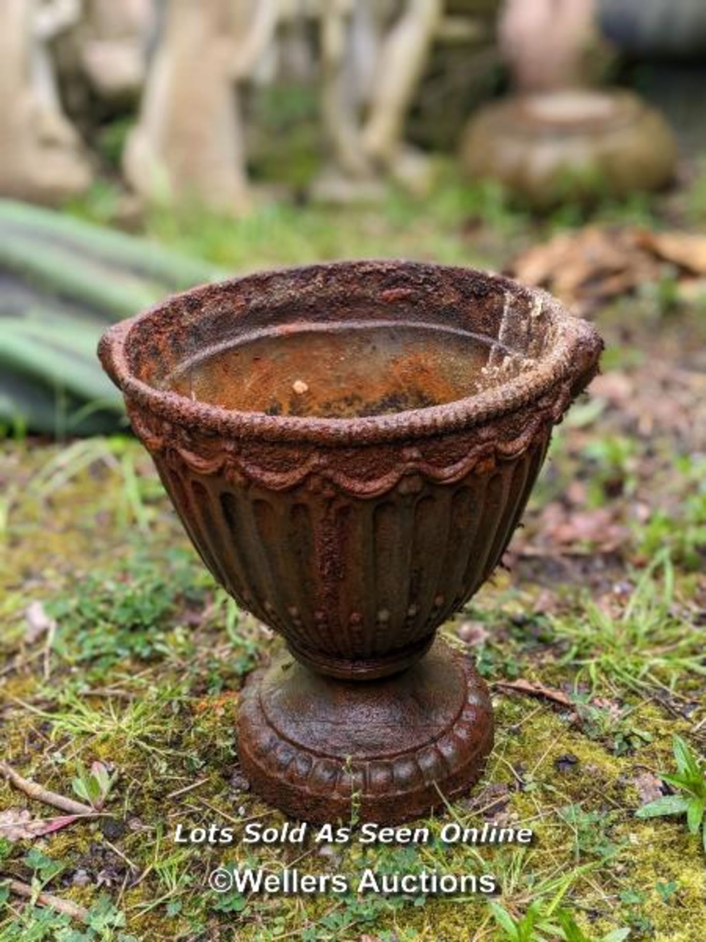 *CAST IRON VASE WITH SEPARATE LID, 53CM (H), TOP: 36CM (DIA), BASE: 22.5CM (DIA) / COLLECTION - Image 4 of 4