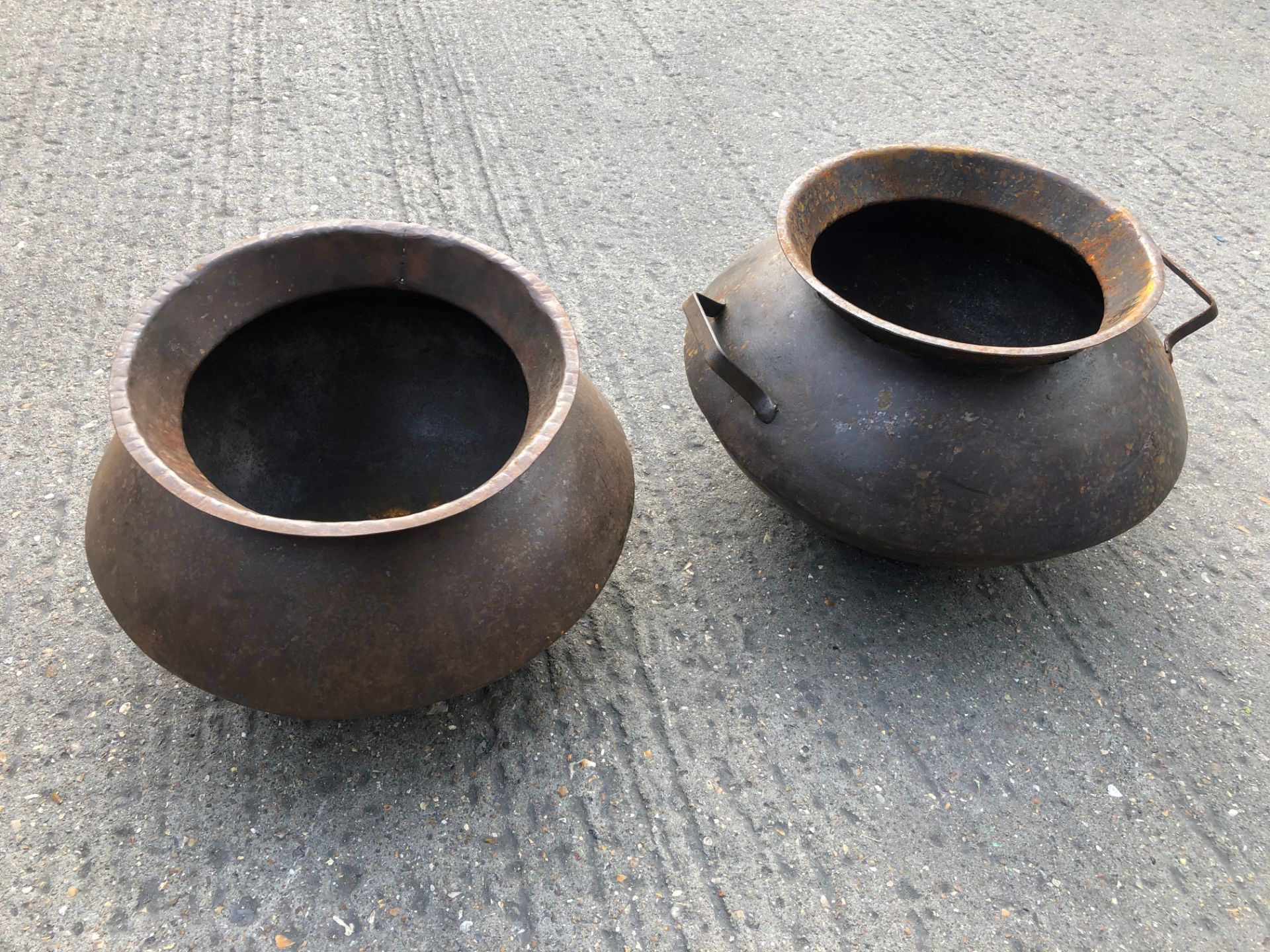 *2X HANDI COOKING POTS, ONE WITH HANDLES - 24CM (H) X 35CM (DIA) / COLLECTION LOCATION: WELLERS