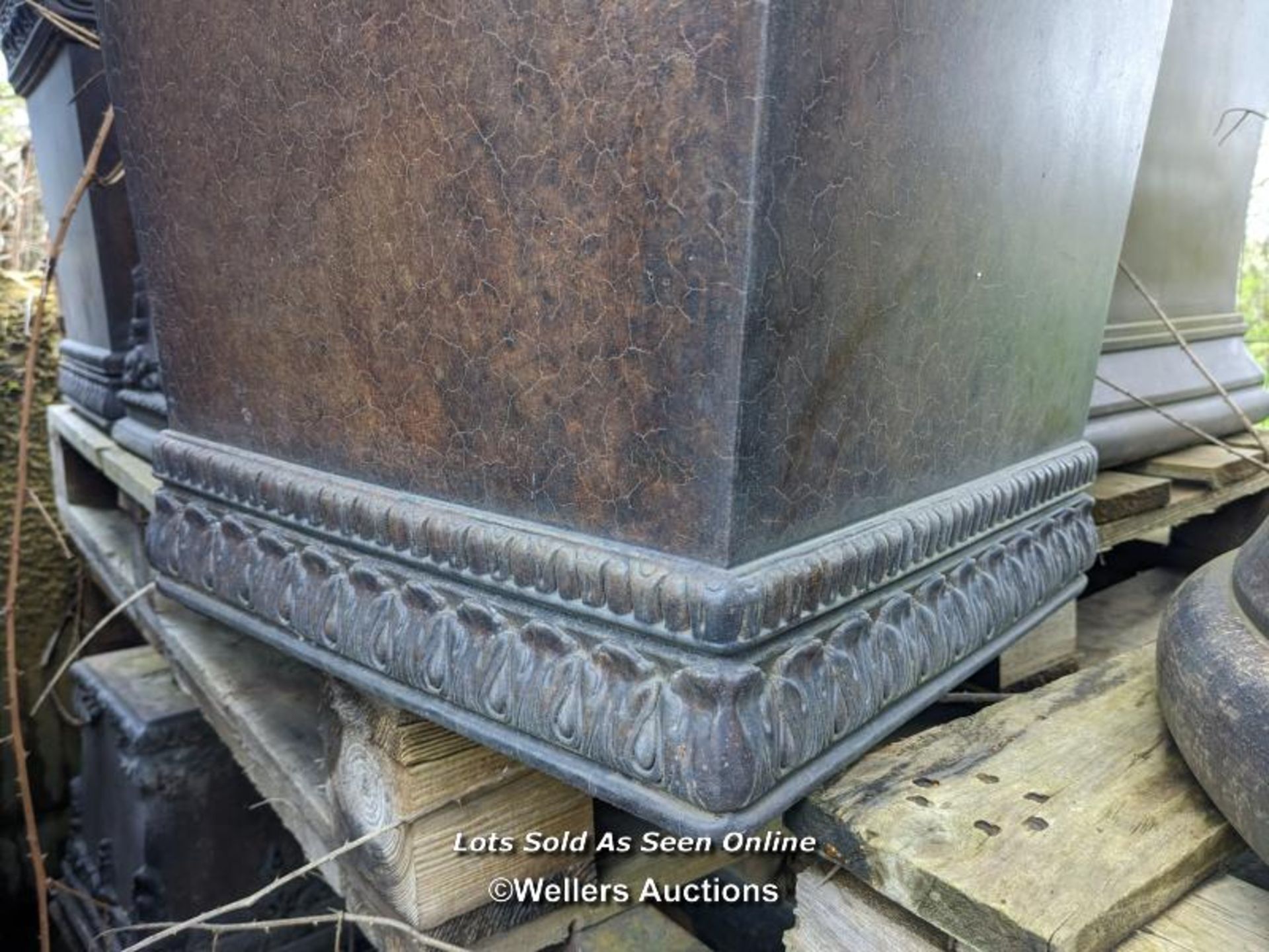 *ORNATE RECONSTITUTED MARBLE SQUARE PLANTER, 56CM (H), TOP: 49CM X 49CM, BASE: 36CM X 36CM / - Image 3 of 3